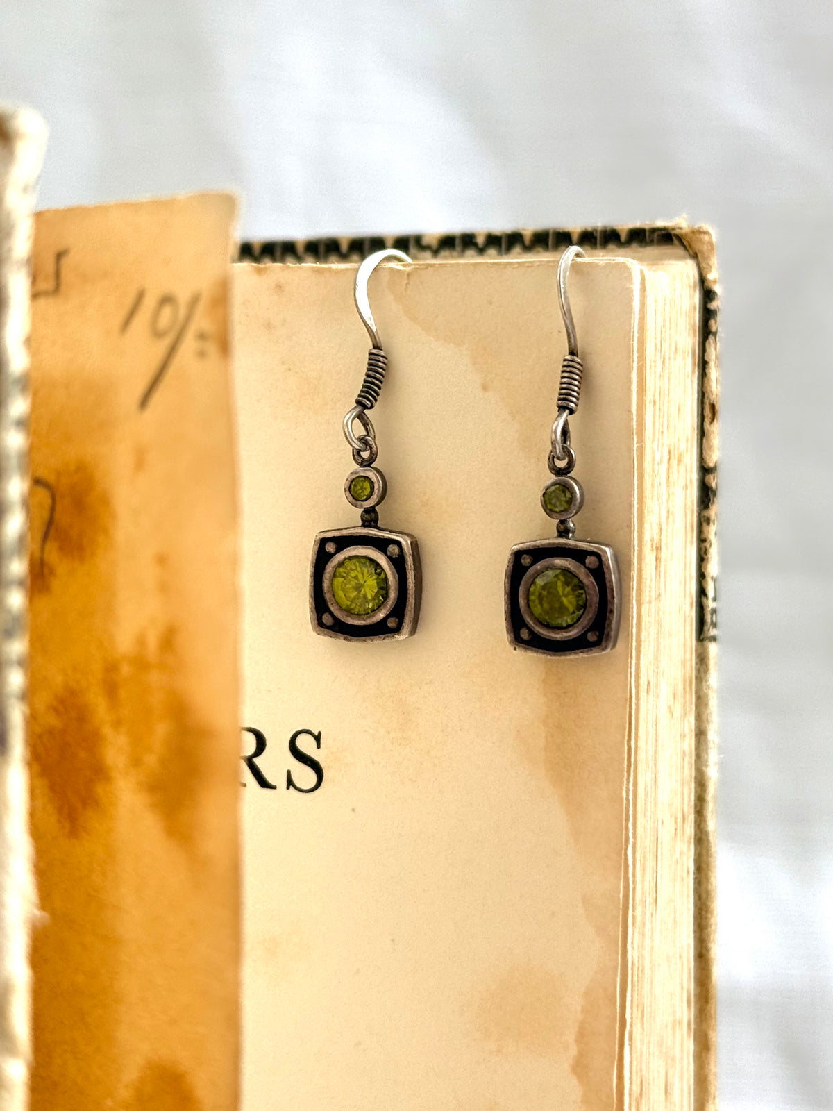.1990s .925 artisan made boho green gemstone peridot olive green colour drop dangle earrings