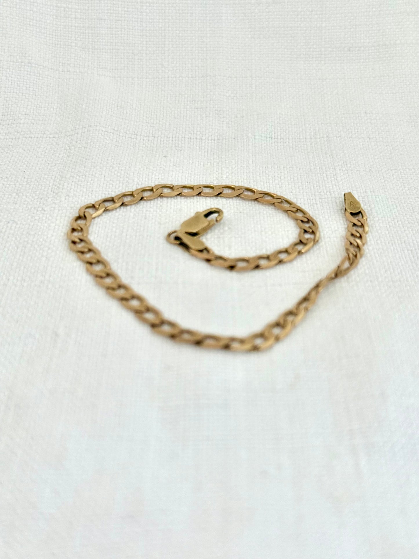 .1990s .375 9ct gold buttery coloured classic rich luxury gold modernist flat curb chain bracelet