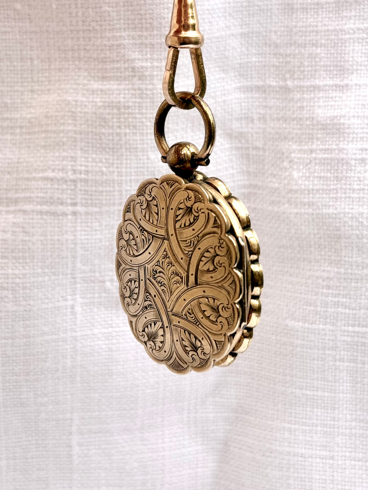 .1860s .1880s antique .375 .9ct gold Aesthetic Victorian era exquisite scallop form double sided front and back gold memento locket