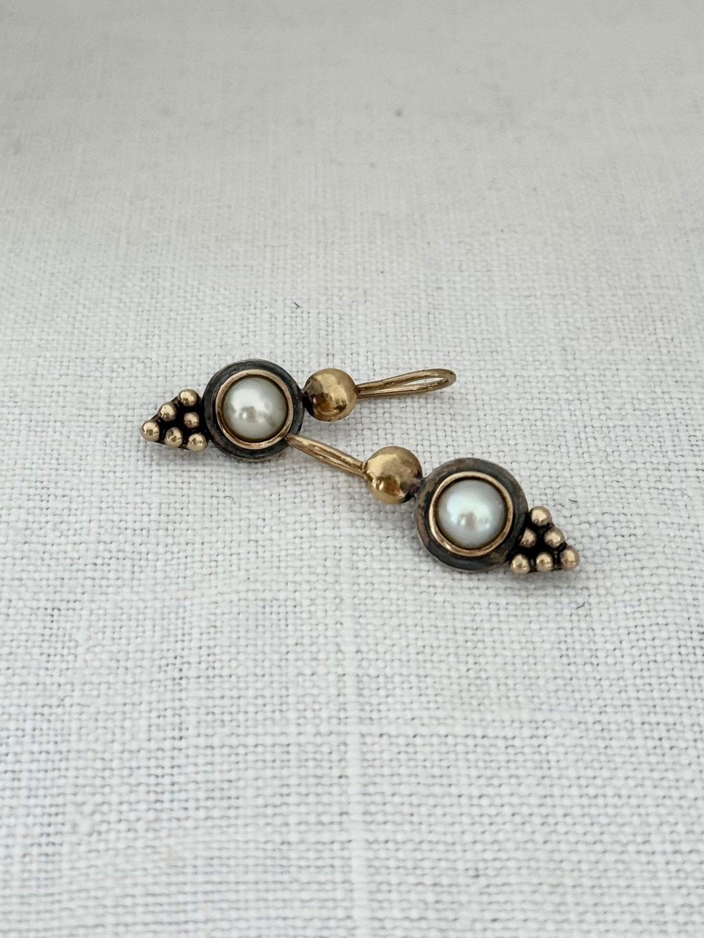 .1990s .375 gold and .925 artisan made Etruscan pearl drop dangle earrings.