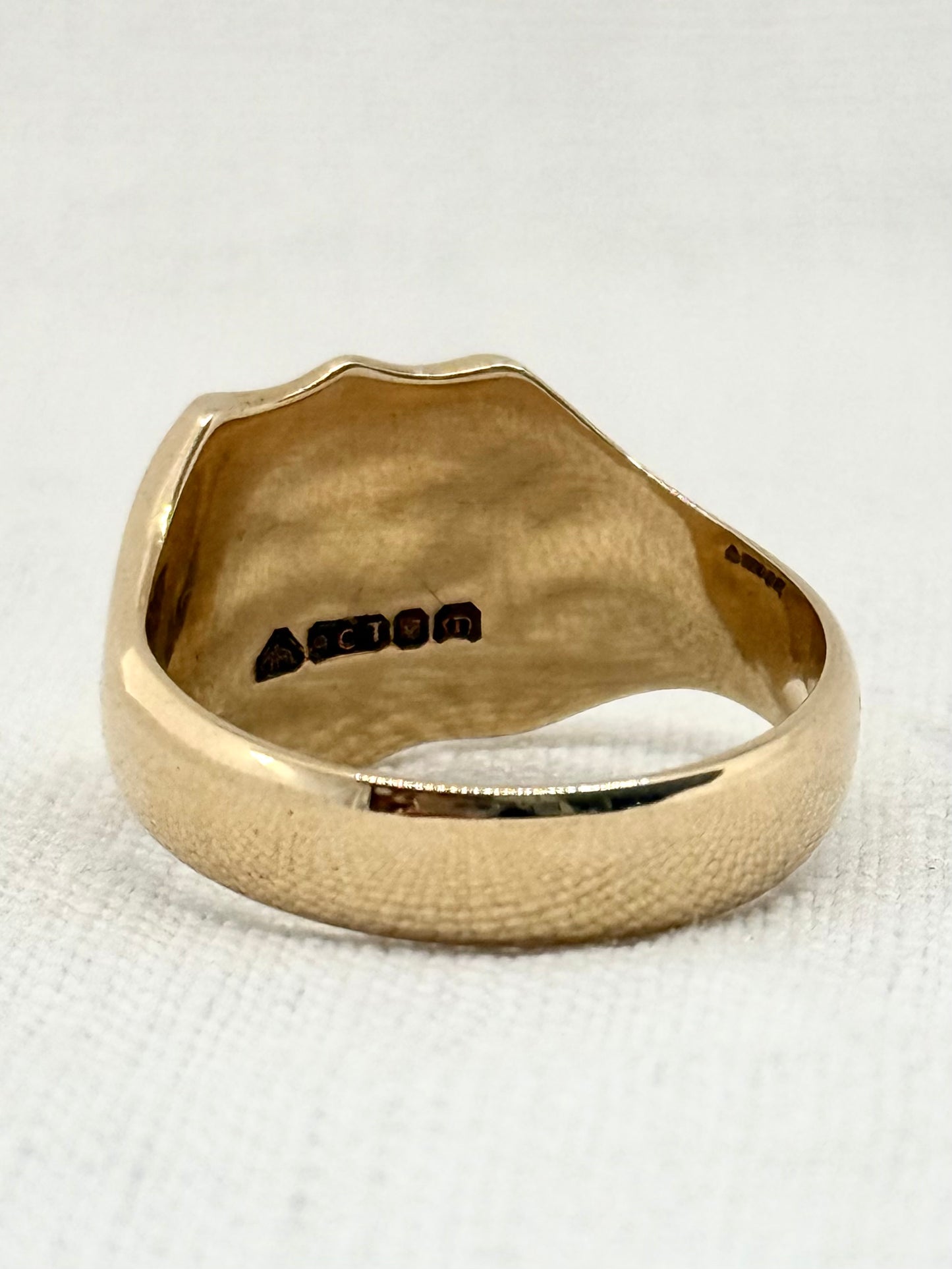 .1970 .375 .9ct solid yellow gold South African Signet Seal Crest Gold Shield ring