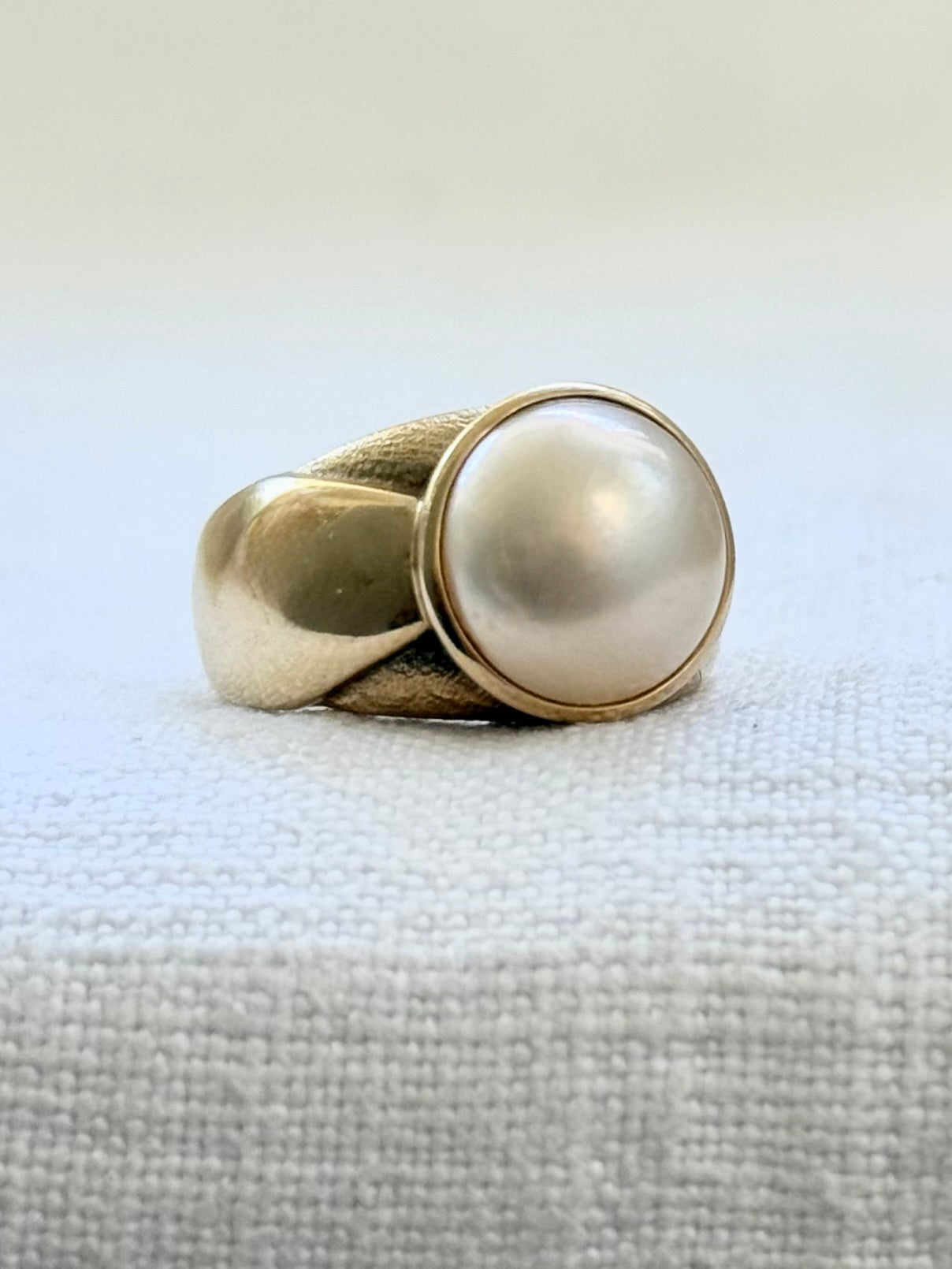 .1980s .375 .9ct gold luminous luxurious and classic Mabe pearl gold architectural dress ring