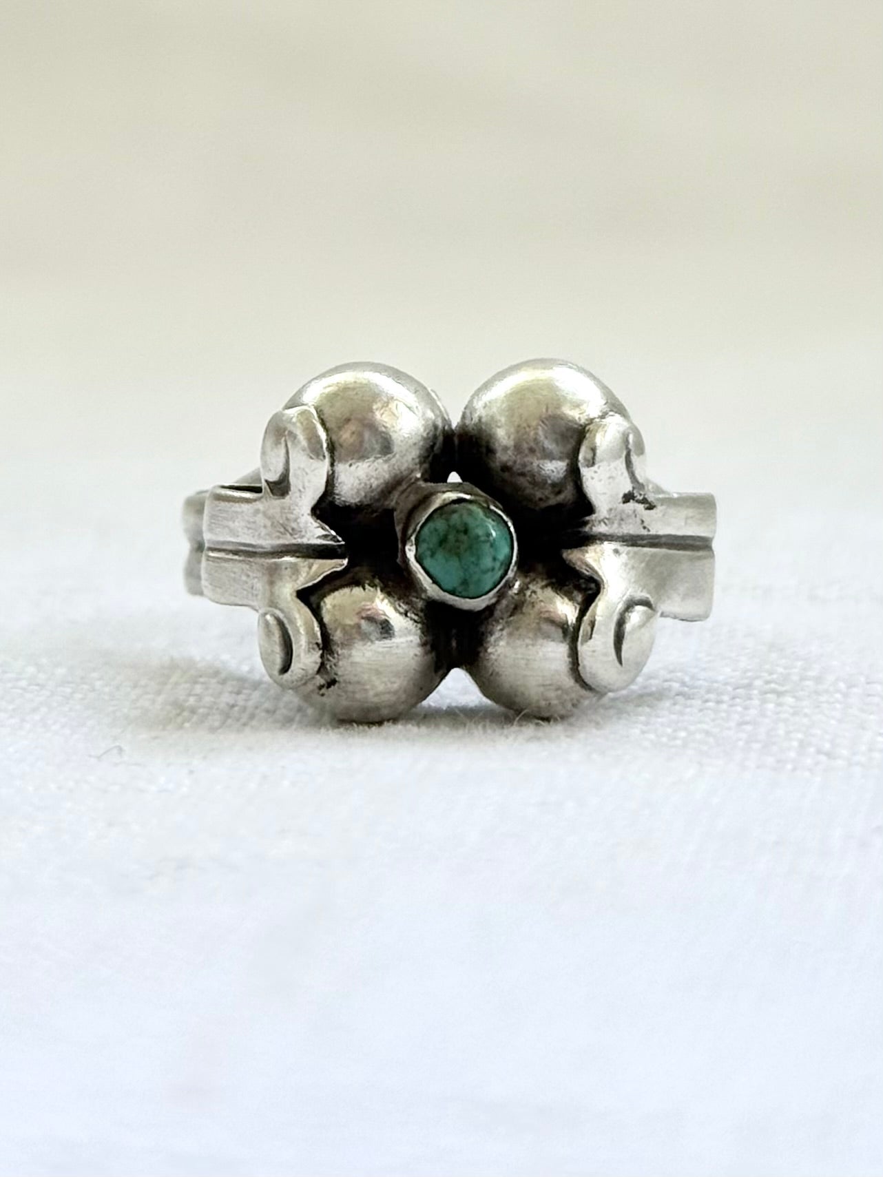 .1940s .925 old Mexico artisan hand forged, hand made architectural collectable silver Turquoise silver repousse ball ring