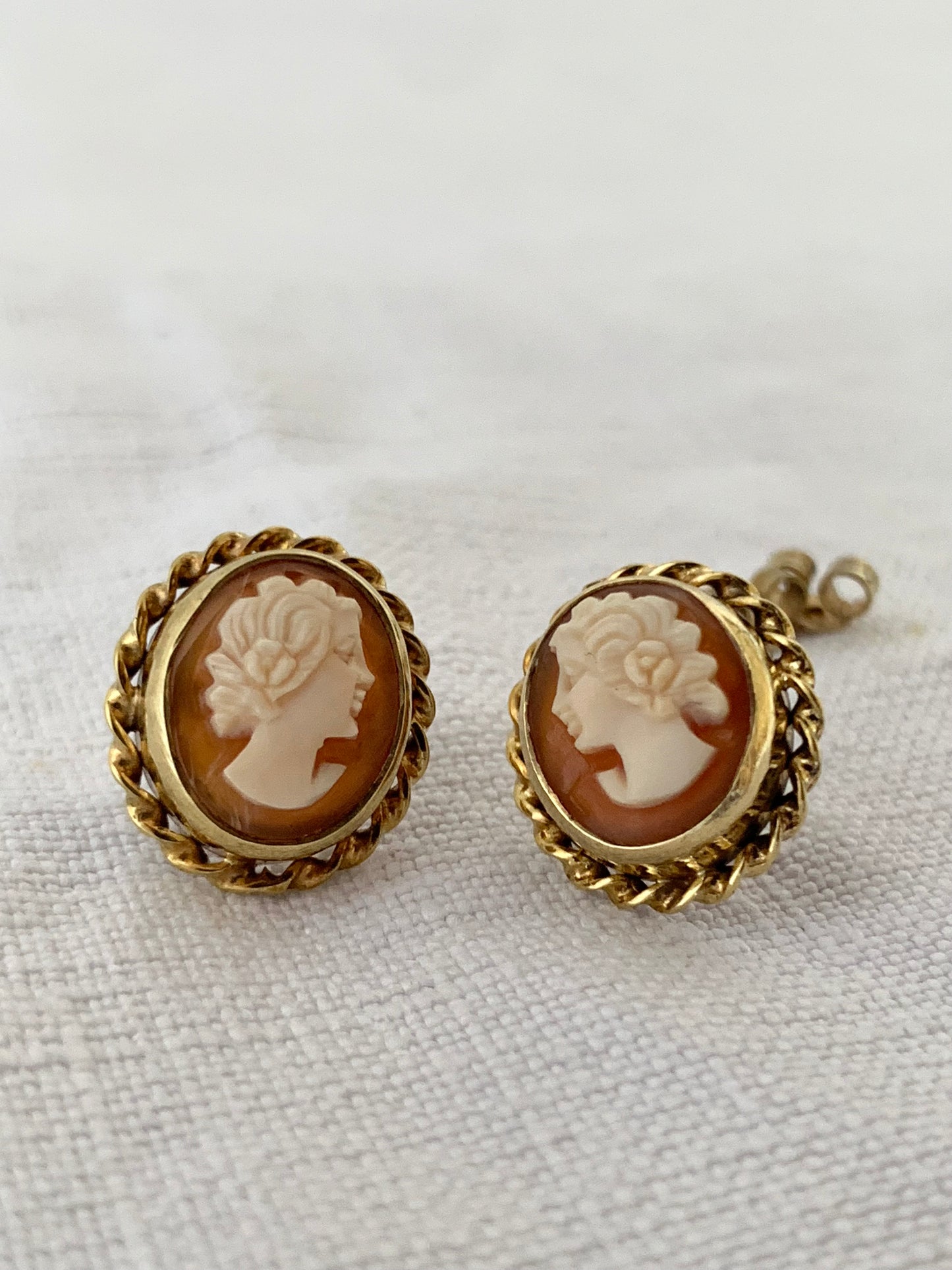.585 14ct 1950s luxury luscious gold hand carved classic cameo dame estate find shell cameo high carat post stud gold earrings