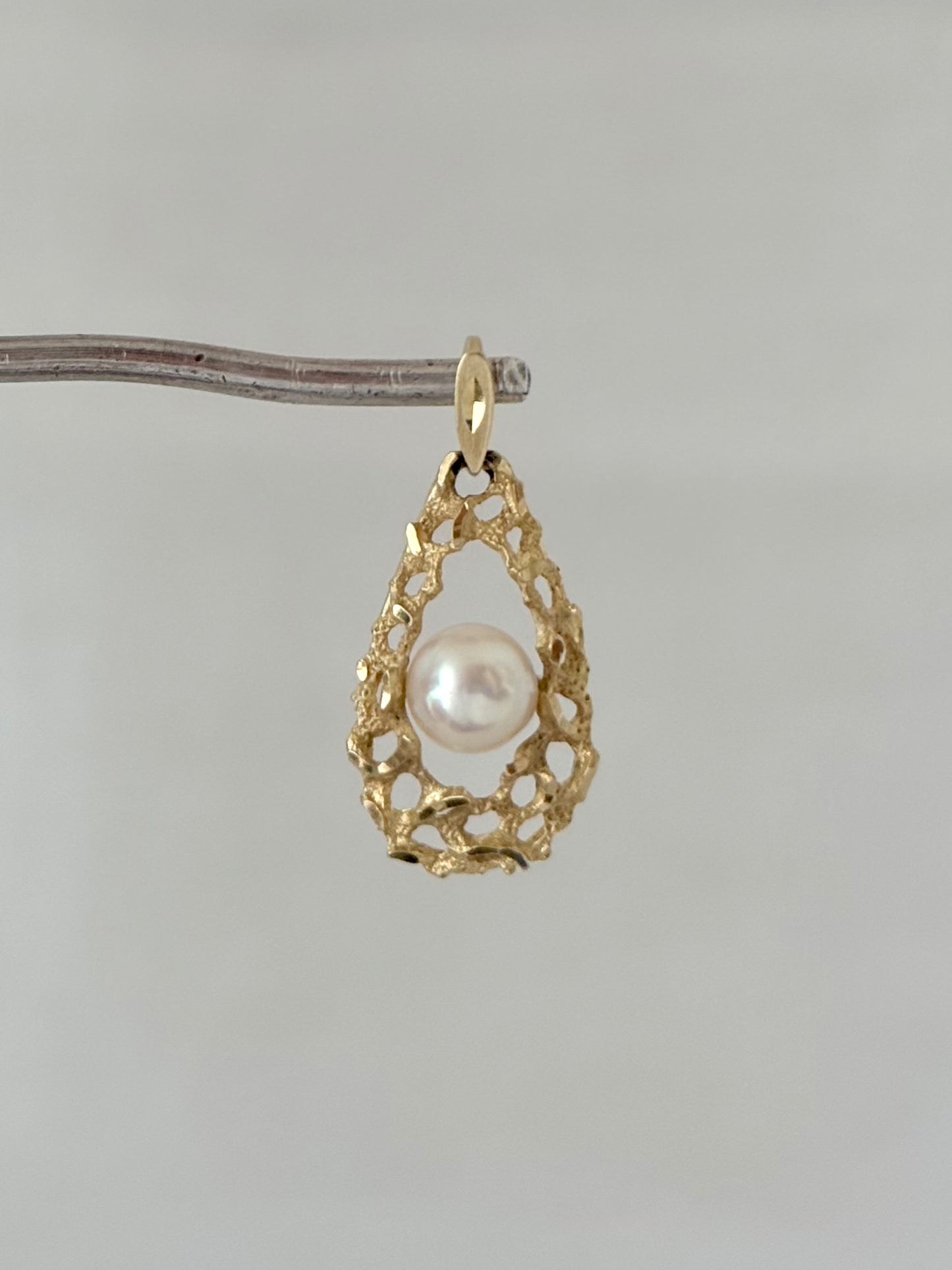 .10ct .1960s .1970s Brutalist style white pearl .416 yellow gold modernist teardrop luxury pearl drop pendant