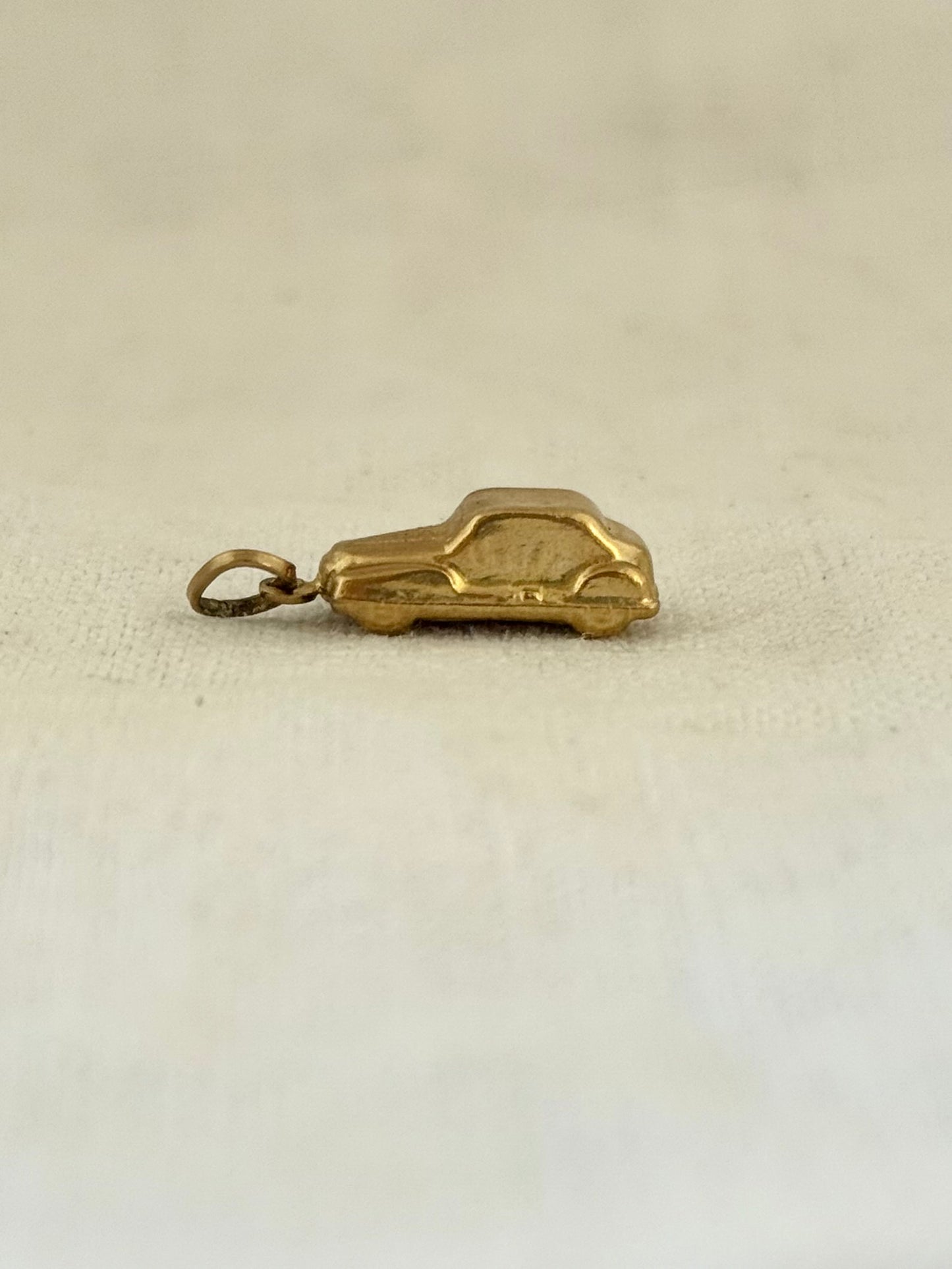 .375 .9ct gold vintage car charm pendant