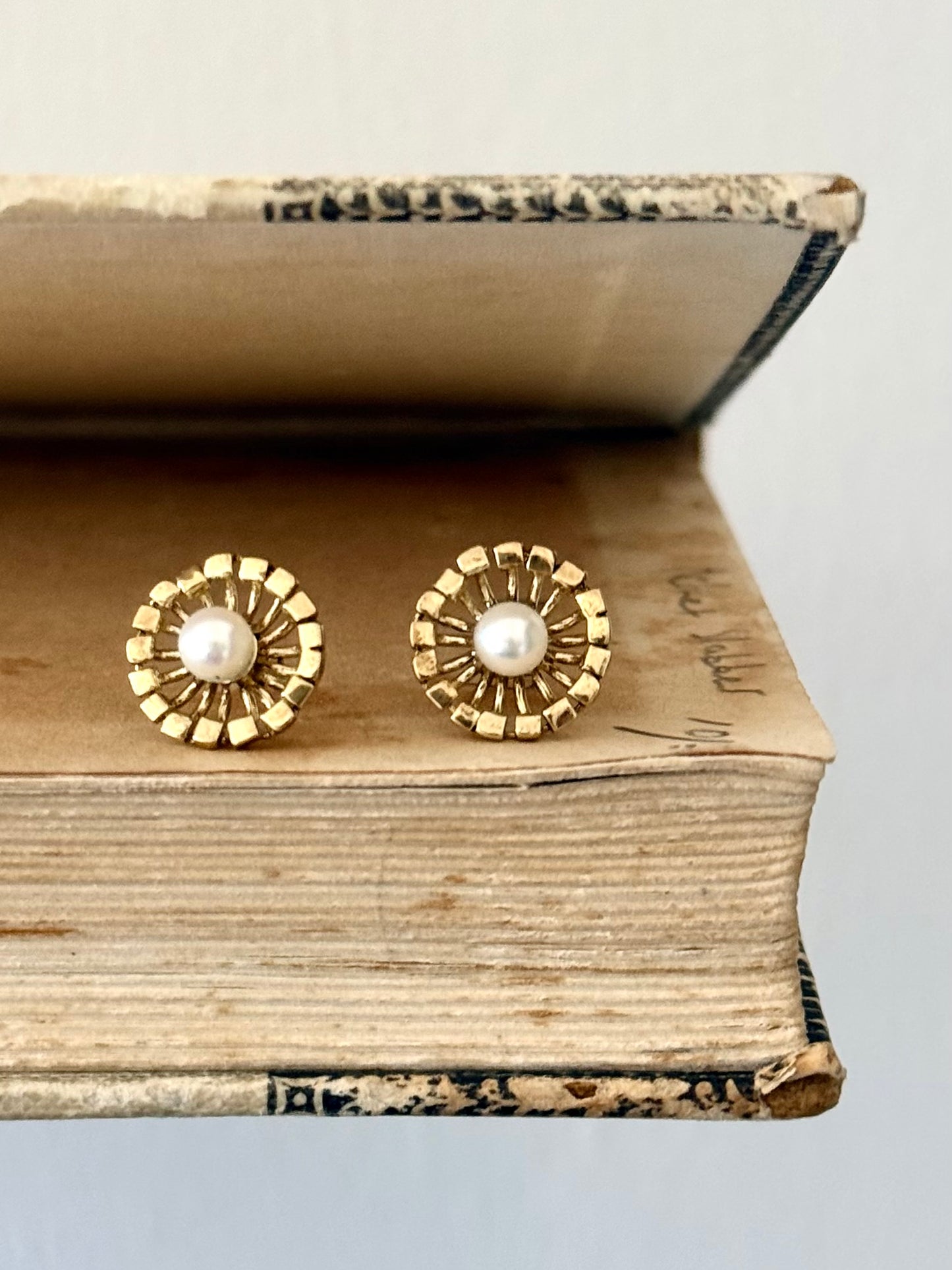 .1970s 9ct yellow gold starburst flower with crisp white pearl brutalist post stud push in earrings