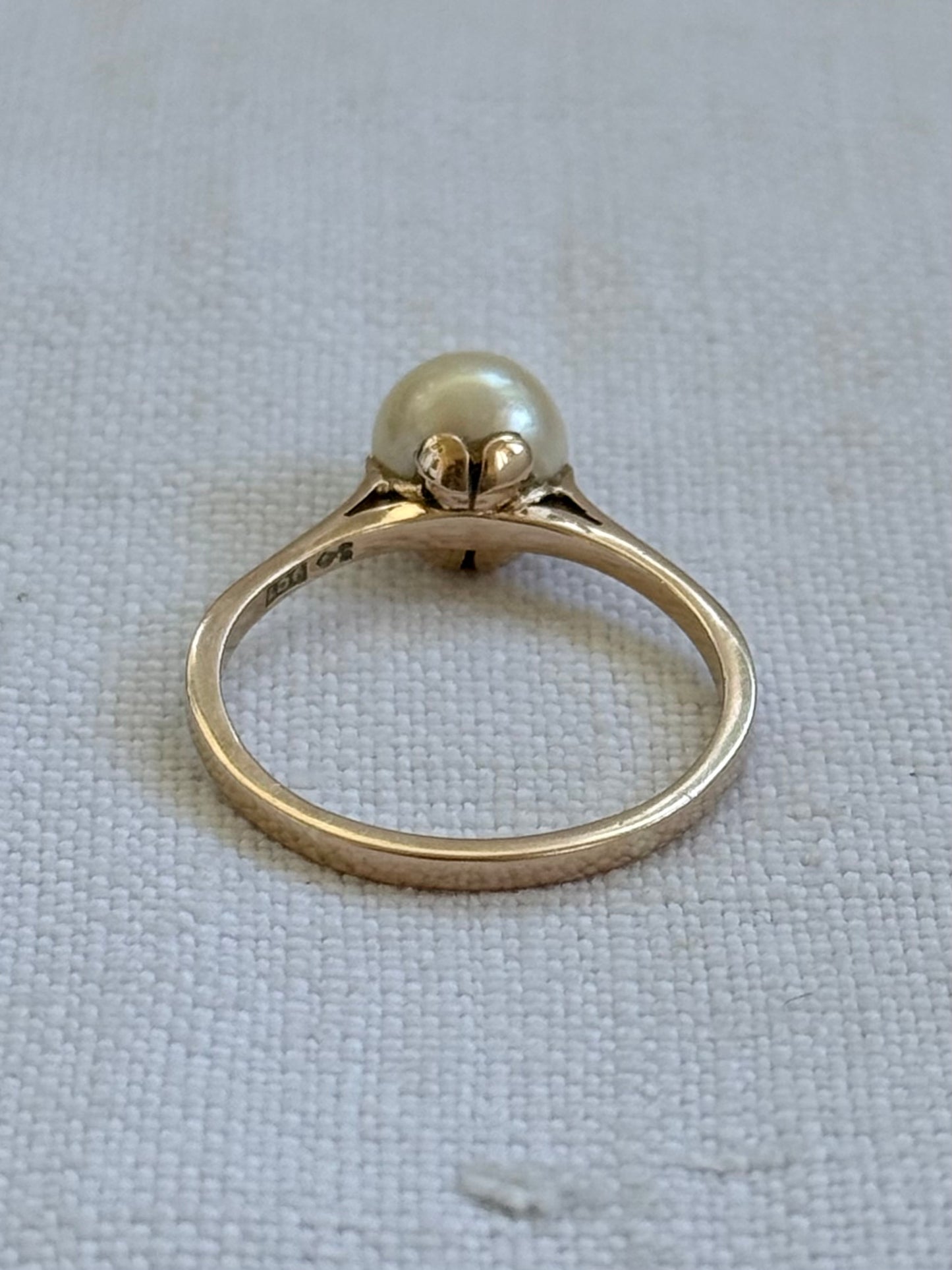 1960s .1970s .375 .9ct solitaire pearl romantic heart setting pearlescent champagne pearl yellow gold luxury cocktail dress ring