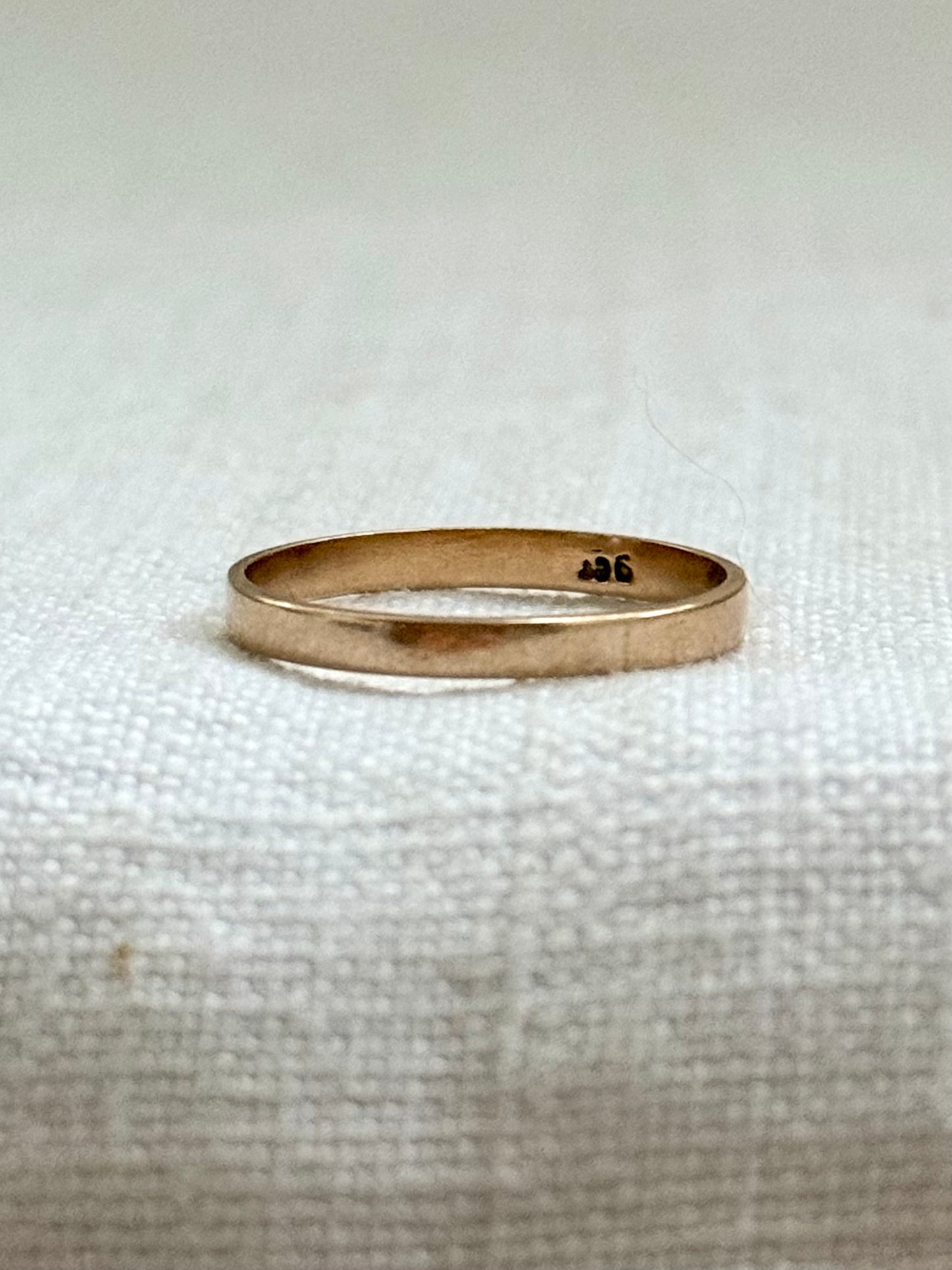 .1940s .1960s .375 .9ct buttery yellow gold ring band