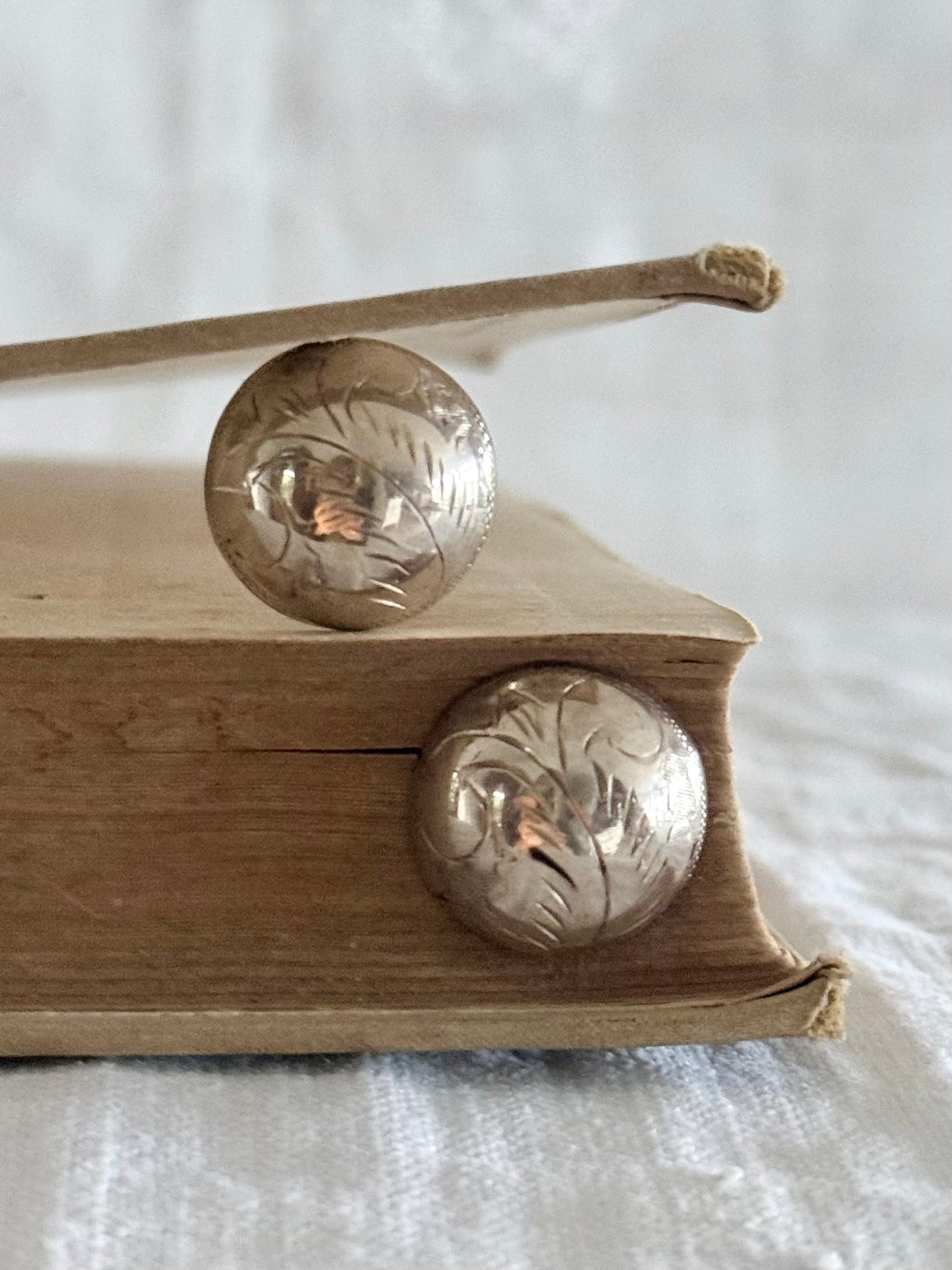 .1970s .18mm diameter .925 oversized circle retro sterling silver round post stud hand edged floral engraved statement earrings
