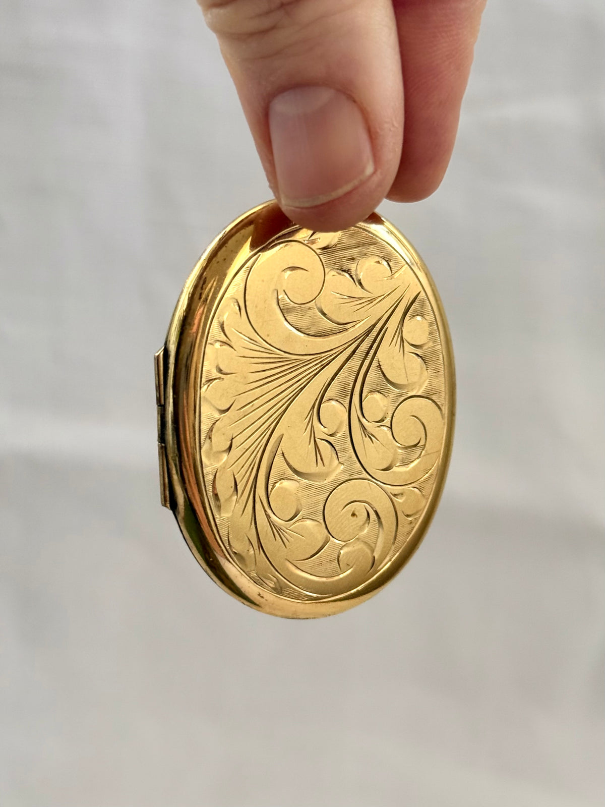 .1960s .1970s .375 .9ct gold Oversized Oval metal core photo locket pendant