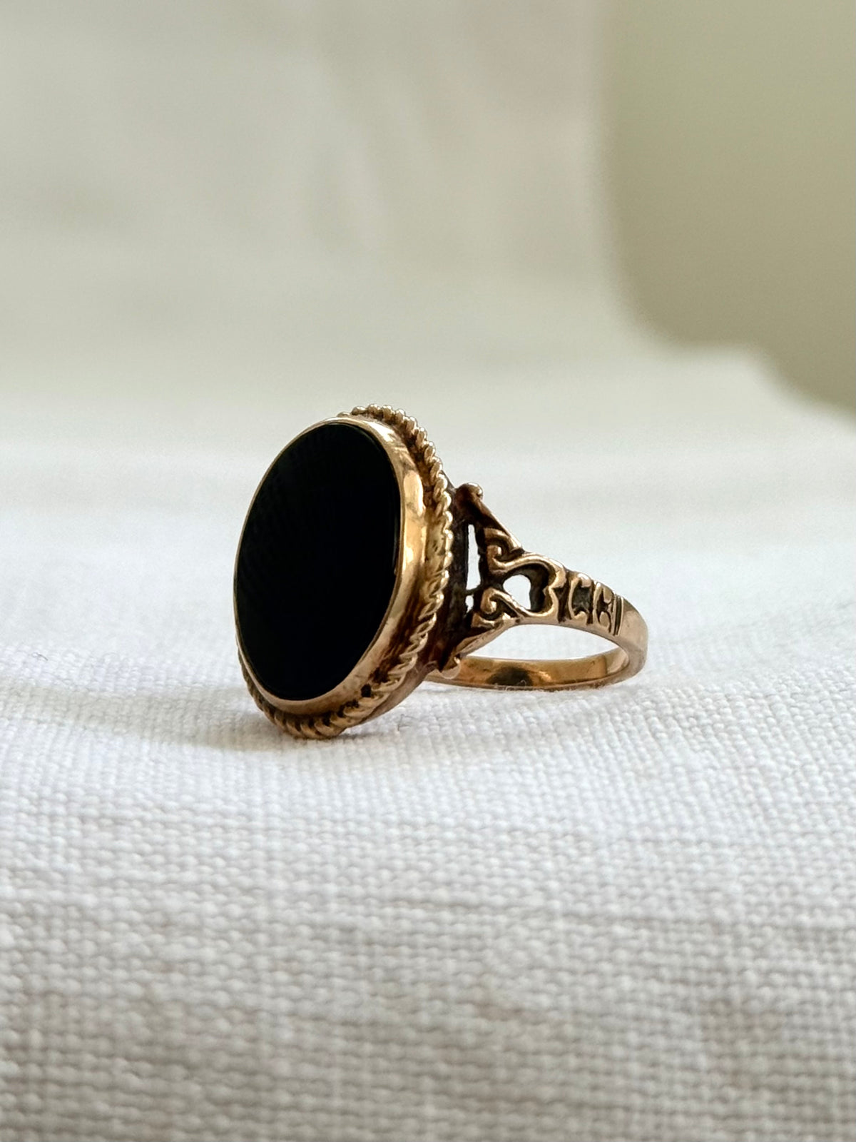 .1920s .1930s .375 .9ct late Art Deco solid gold and onyx gemstone classic Signet rose gold signet ring
