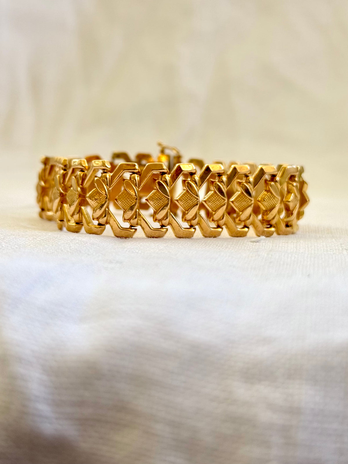 .18ct .750 Polish high carat gold geometric floral form Lotus form segment link luxury gold bracelet
