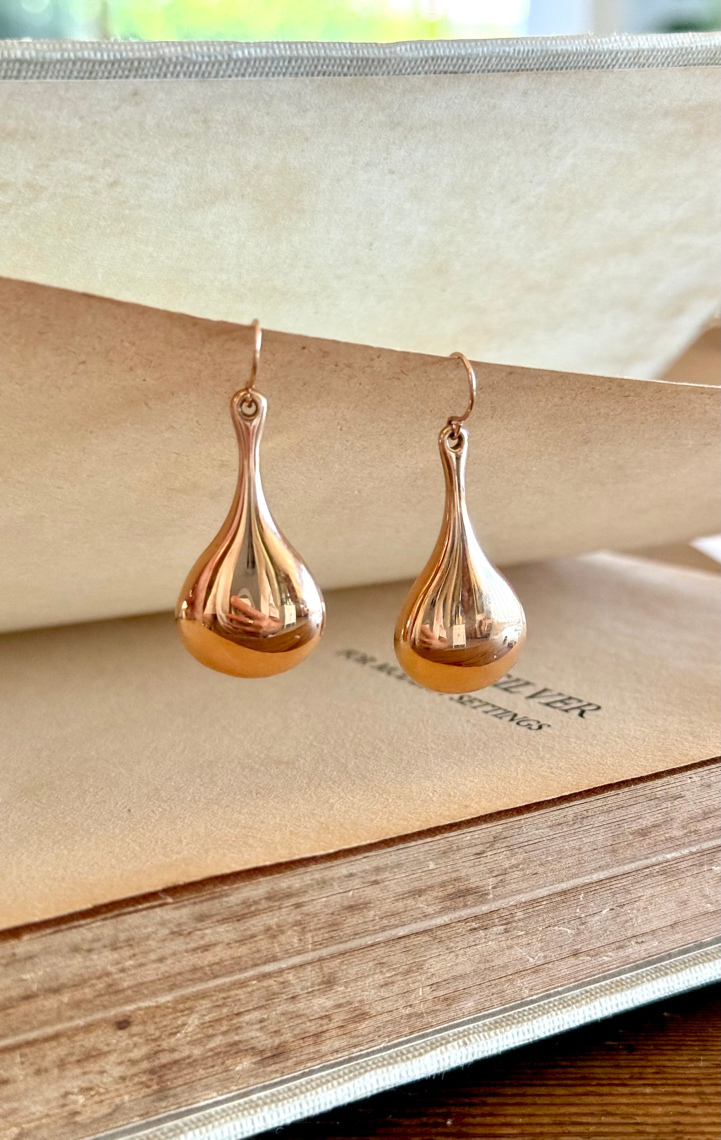 .14ct .1990s .585 architectural form designer Italian Milor modern 14k high carat rose gold teardrop dangle shaped oversized Milor designer rose gold drop earrings