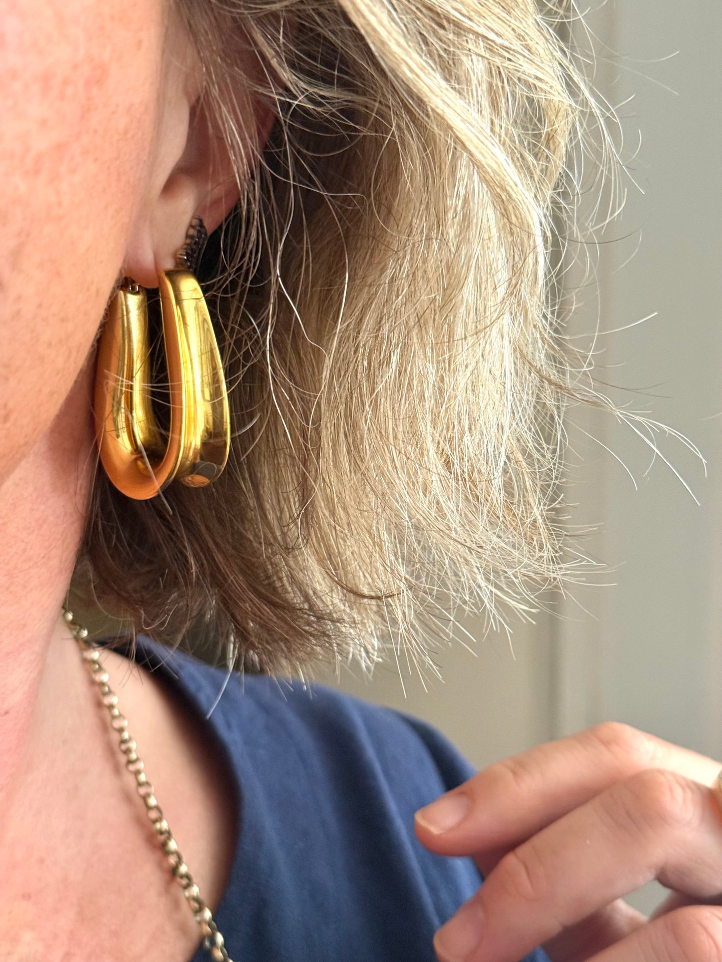 .14ct .1970s .1990s .585 designer Italian modernist high carat yellow gold u shaped horseshoe form oversized Milor designer hoop gold clasp drop earrings