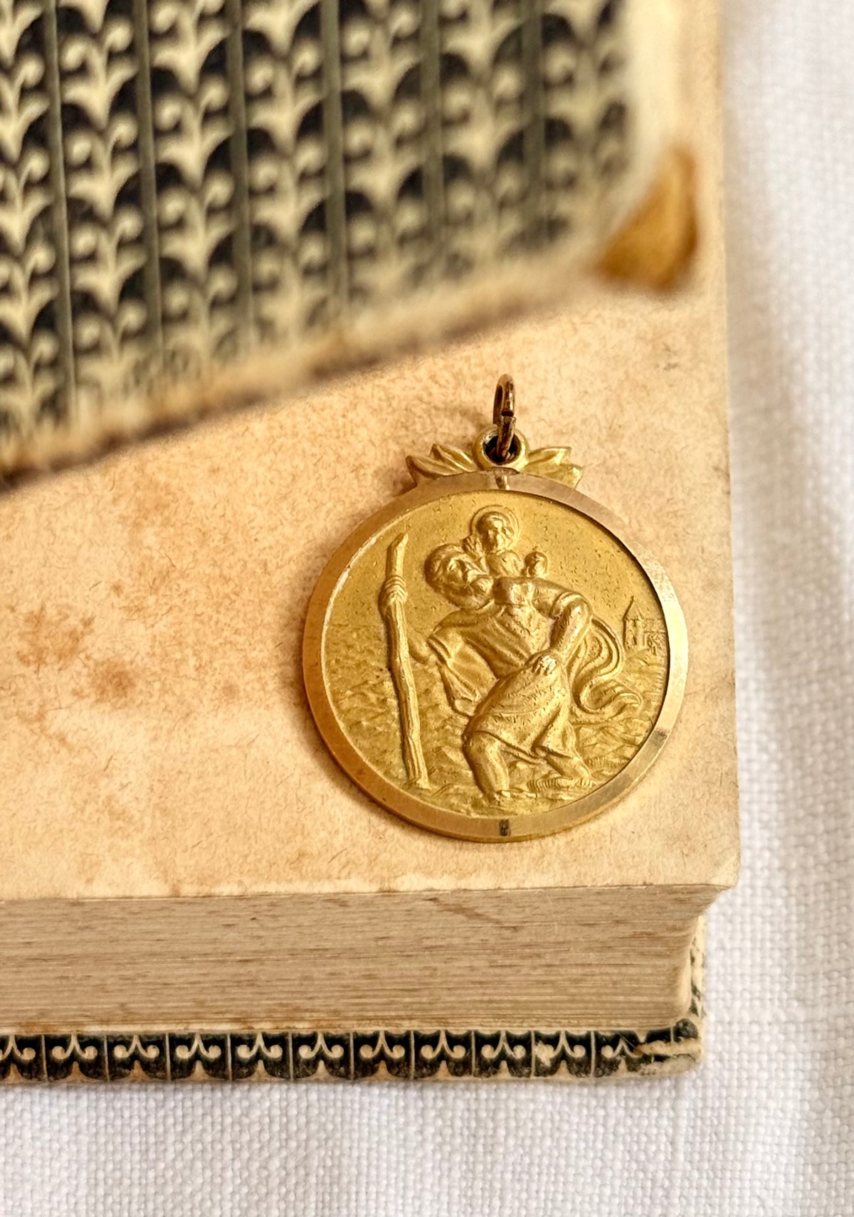 .1972 .9ct perfect Saint Christopher solid yellow gold good luck faith token medallion pendant