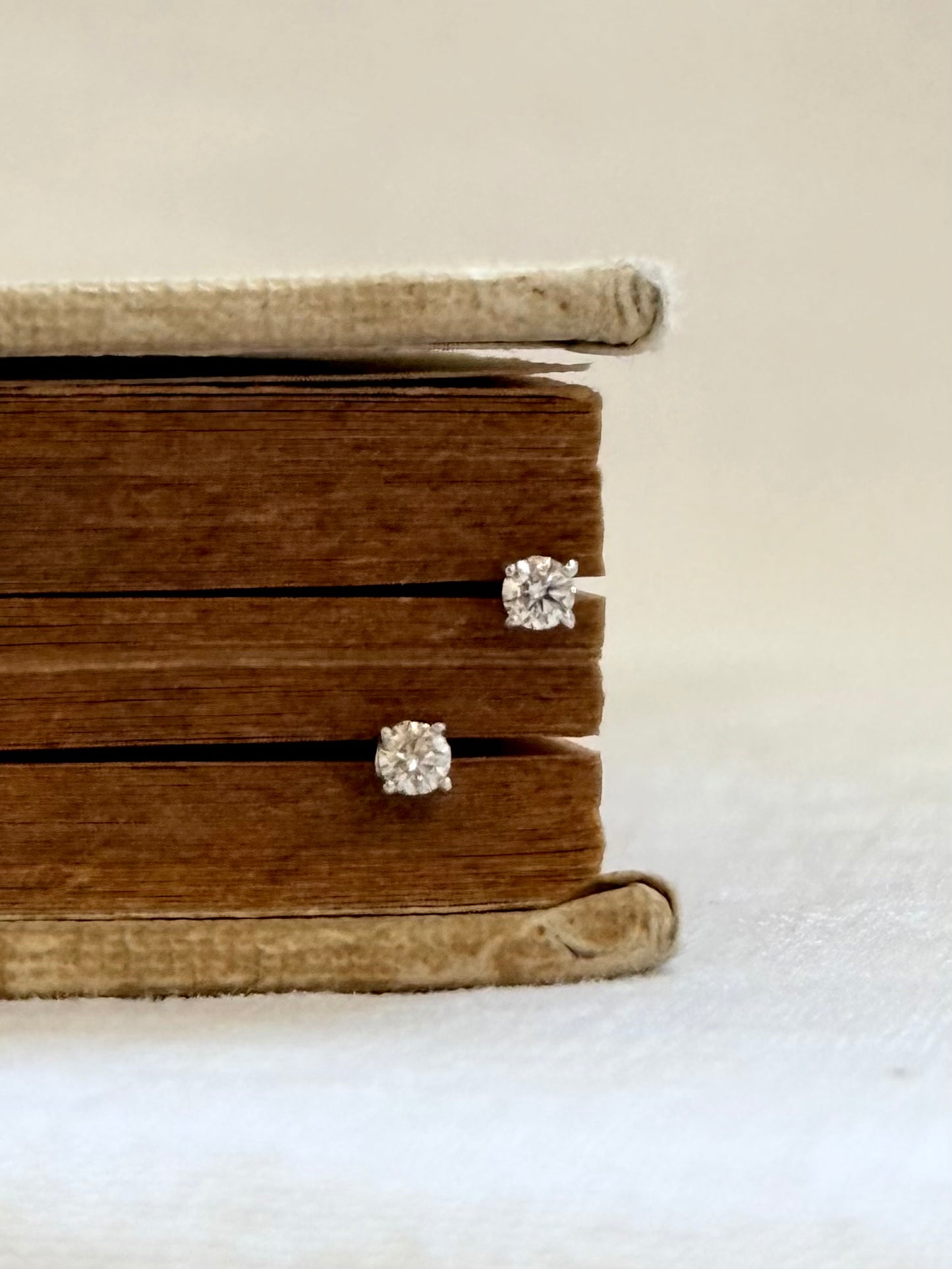 .0.2ct .375 .9ct white gold diamond solitaire classic luxury post stud earrings