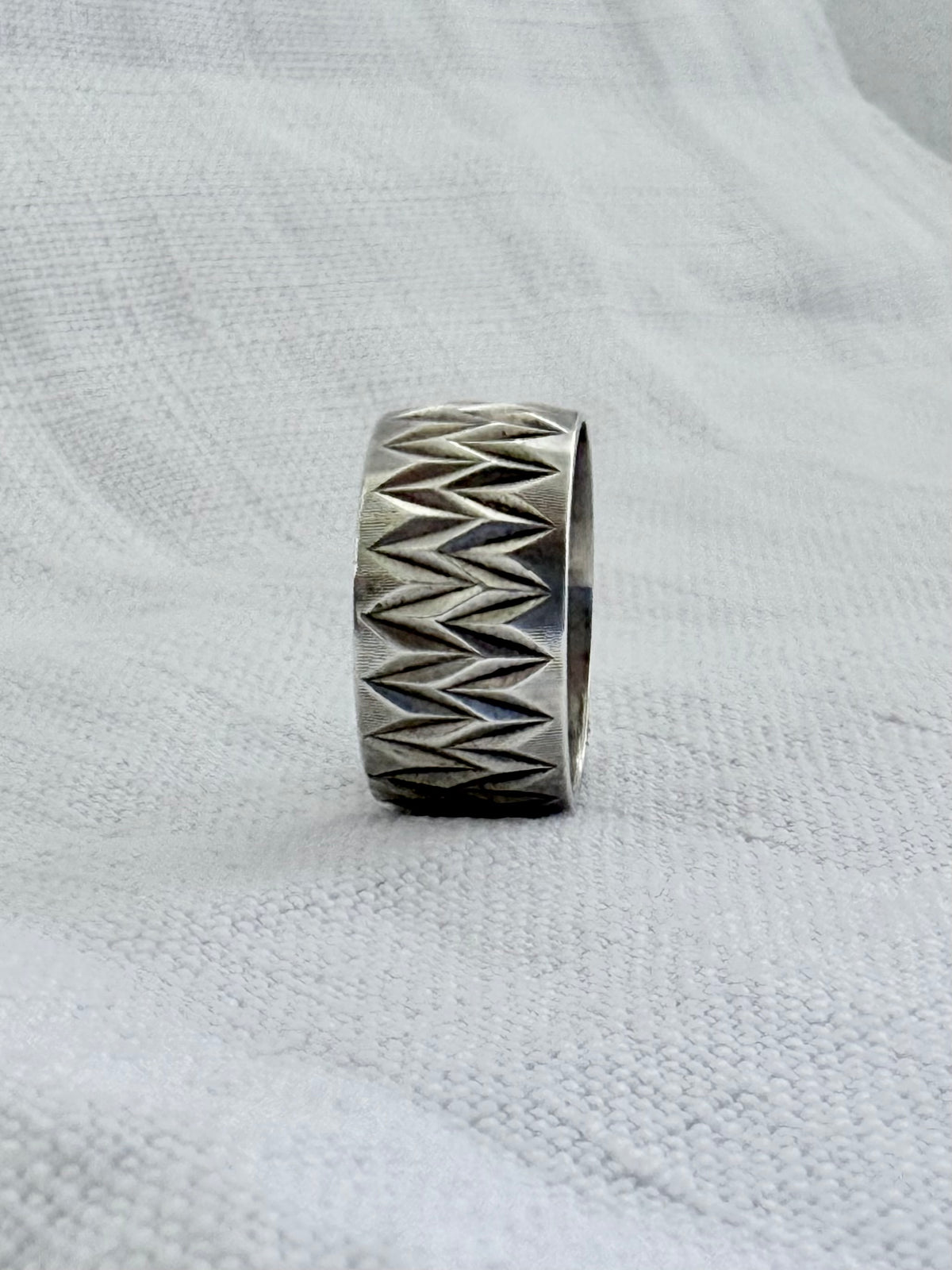 .1970s .925 Edwardian revival zigzag wide decorative engraved geometric etched sterling silver Cigar Band Ring