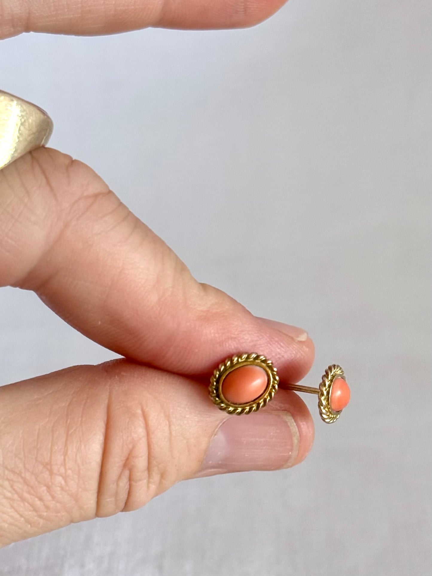 .1970s .375 .9ct Salmon coral and luxurious gold oval post stud push in luxury earrings