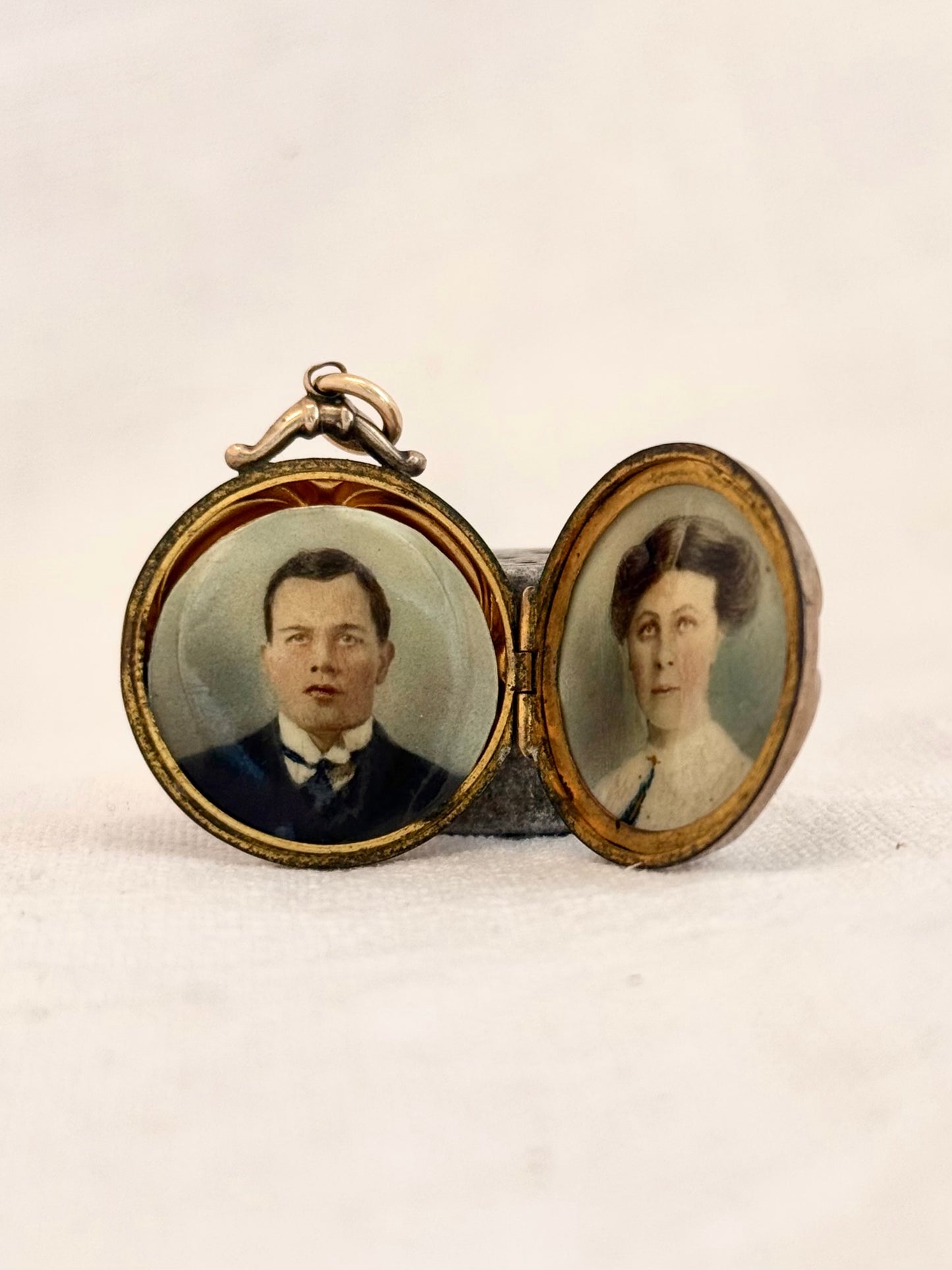 .1900s .375 9ct antique gold Edwardian fancy frame engraved gold photo locket pendant