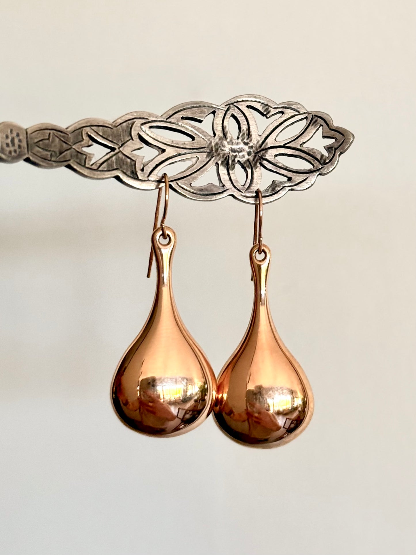 .14ct .1990s .585 architectural form designer Italian Milor modern 14k high carat rose gold teardrop dangle shaped oversized Milor designer rose gold drop earrings