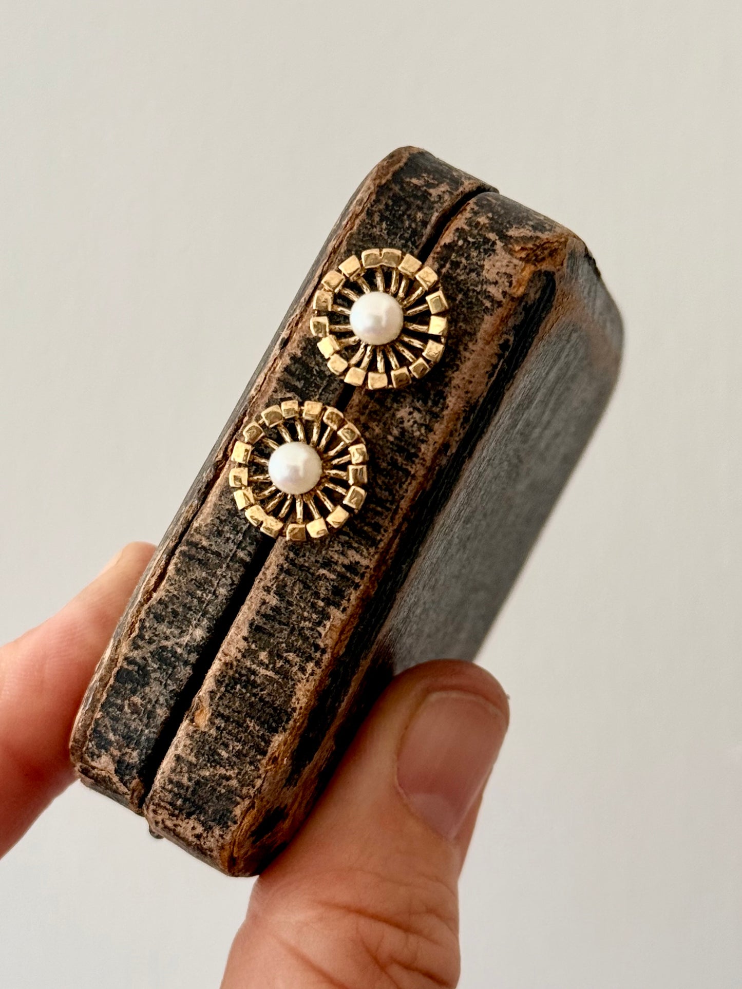 .1970s 9ct yellow gold starburst flower with crisp white pearl brutalist post stud push in earrings