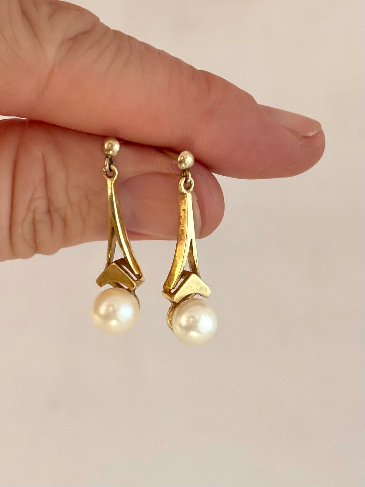 .1950s .375 .9ct architectural elegant gold and pearl drop dangle post stud push in earrings