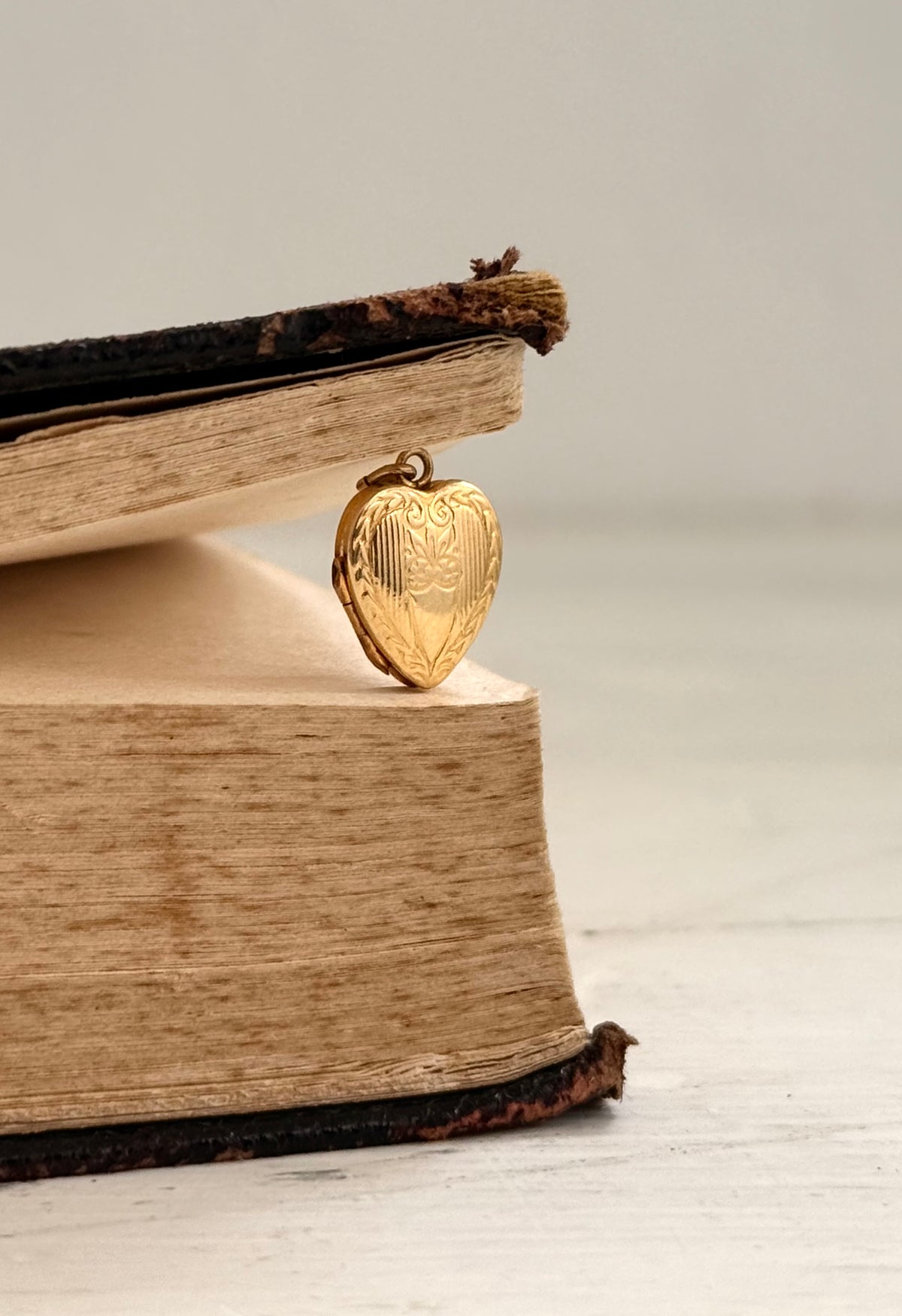 .10ct .1950s miniature gold romantic heart locket pendant