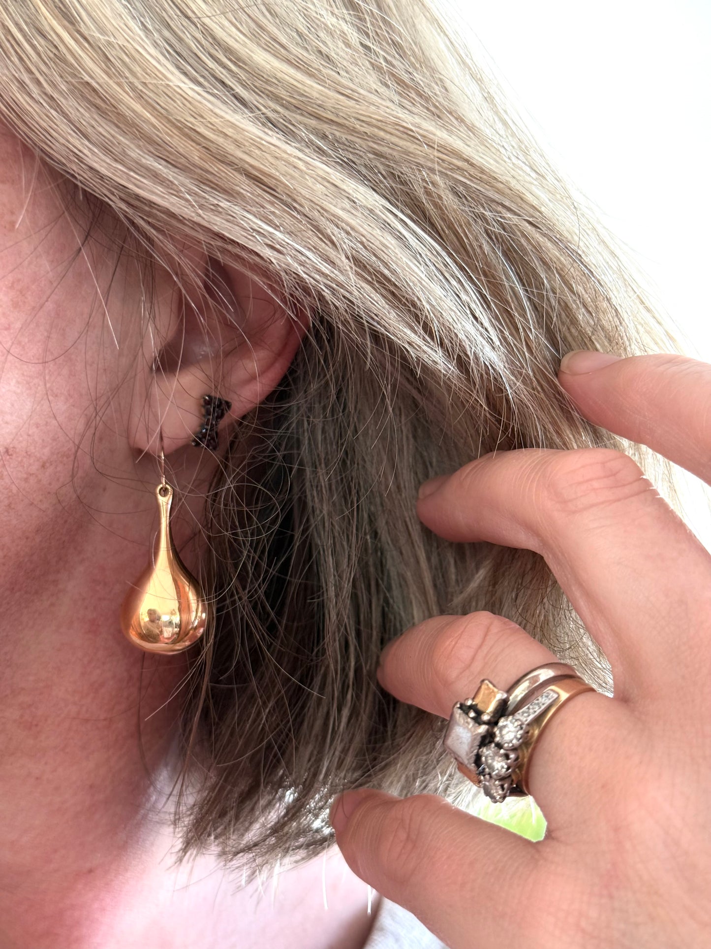 .14ct .1990s .585 architectural form designer Italian Milor modern 14k high carat rose gold teardrop dangle shaped oversized Milor designer rose gold drop earrings