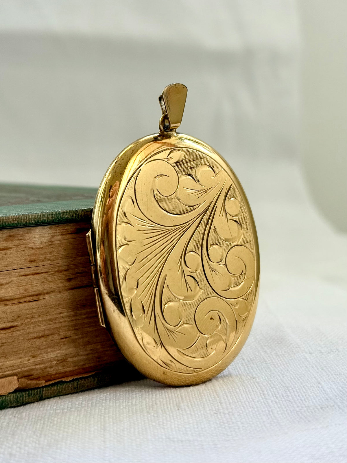.1960s .1970s .375 .9ct gold Oversized Oval metal core photo locket pendant