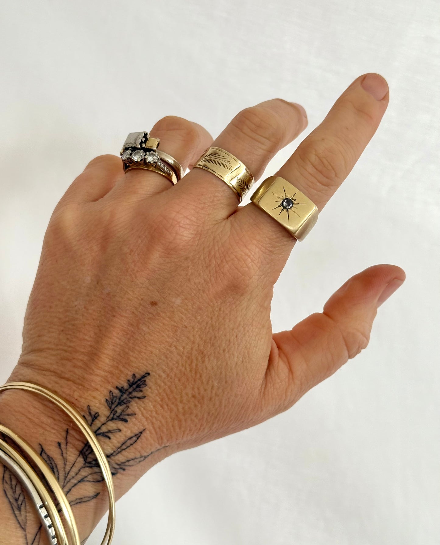 .1970s Gold tone Brass solid chunky signet ring with star burst diamond cut gem