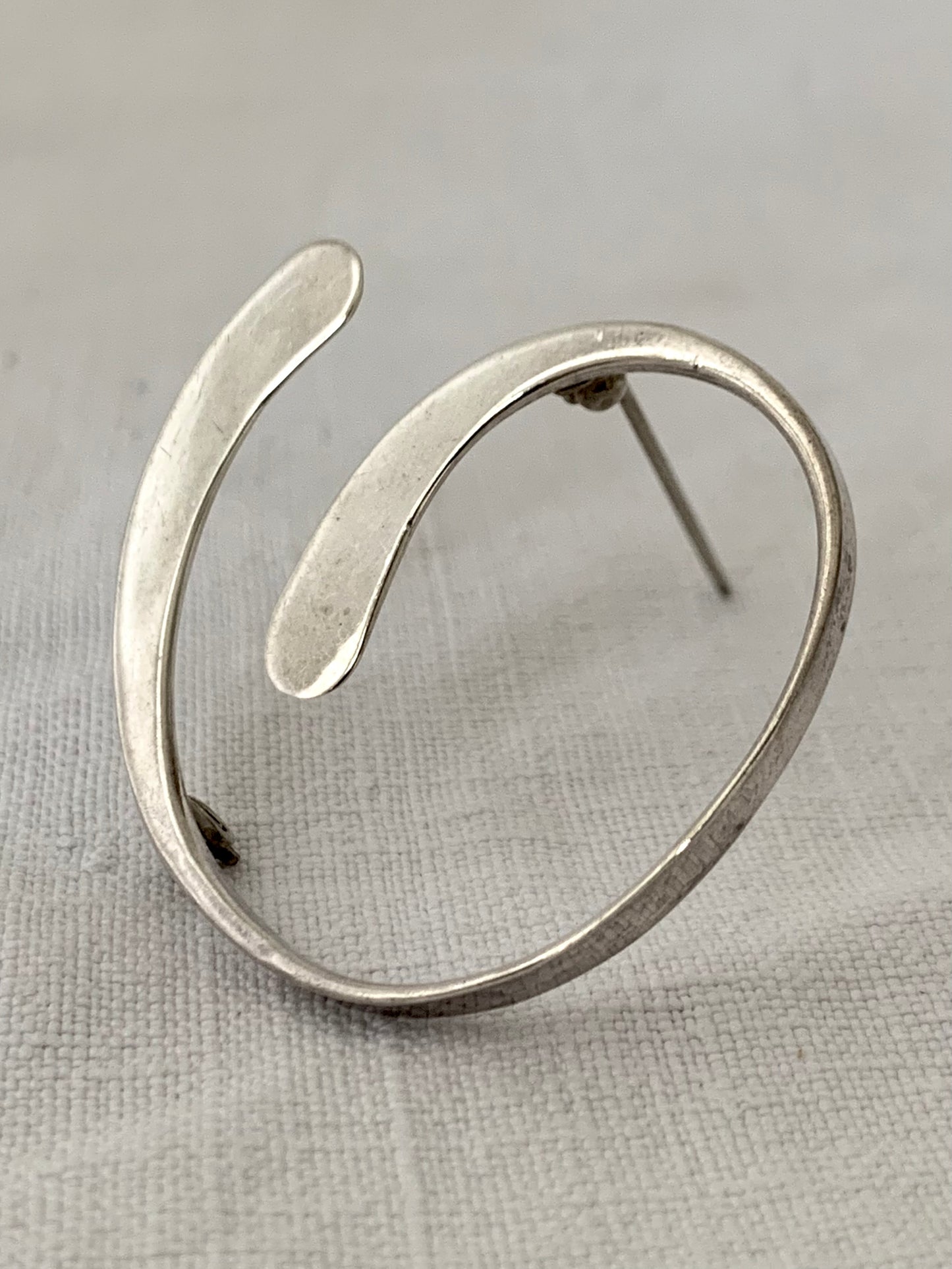 .925 1960s 1970s Mexican Taxco artisan designer sterling silver figural swirl modern form silver minimalist accent brooch