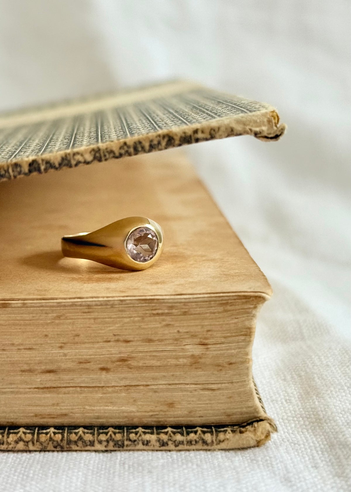 .1970s .375 .9ct Amethyst gemstone modernist 9ct gold classic signet unisex gypsy romantic purple gemstone gold pinky ring