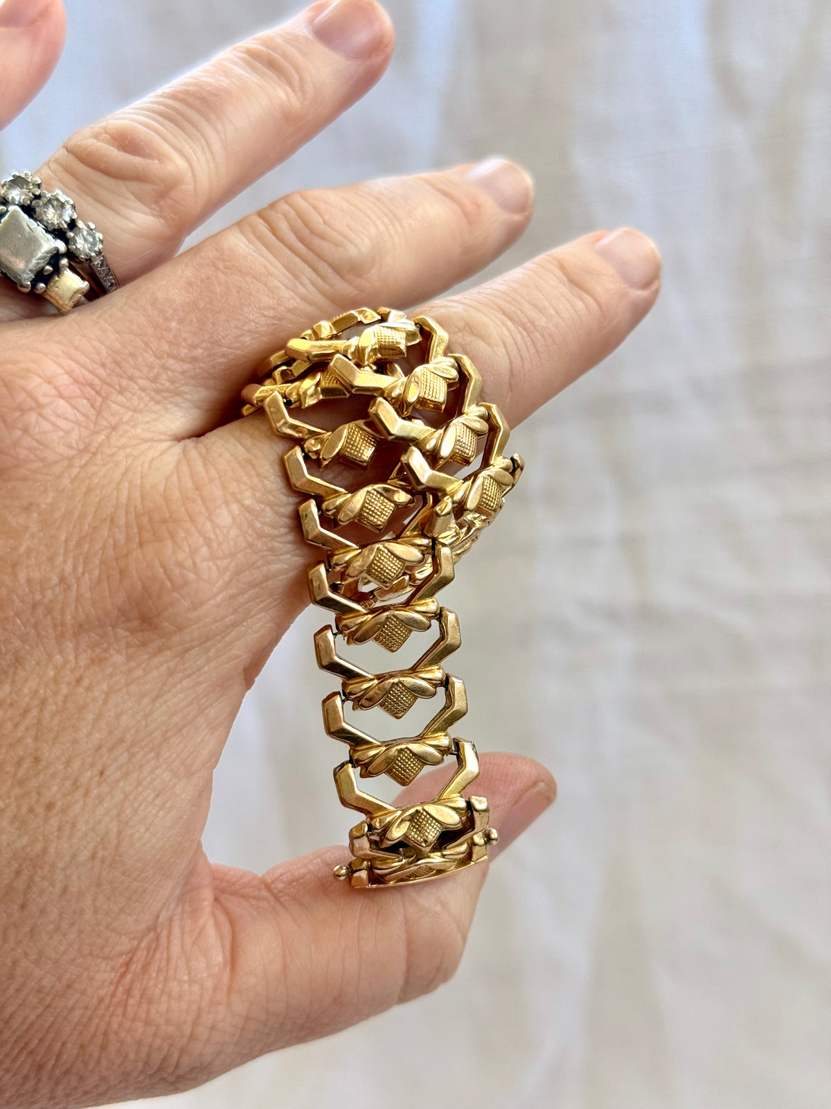 .18ct .750 Polish high carat gold geometric floral form Lotus form segment link luxury gold bracelet