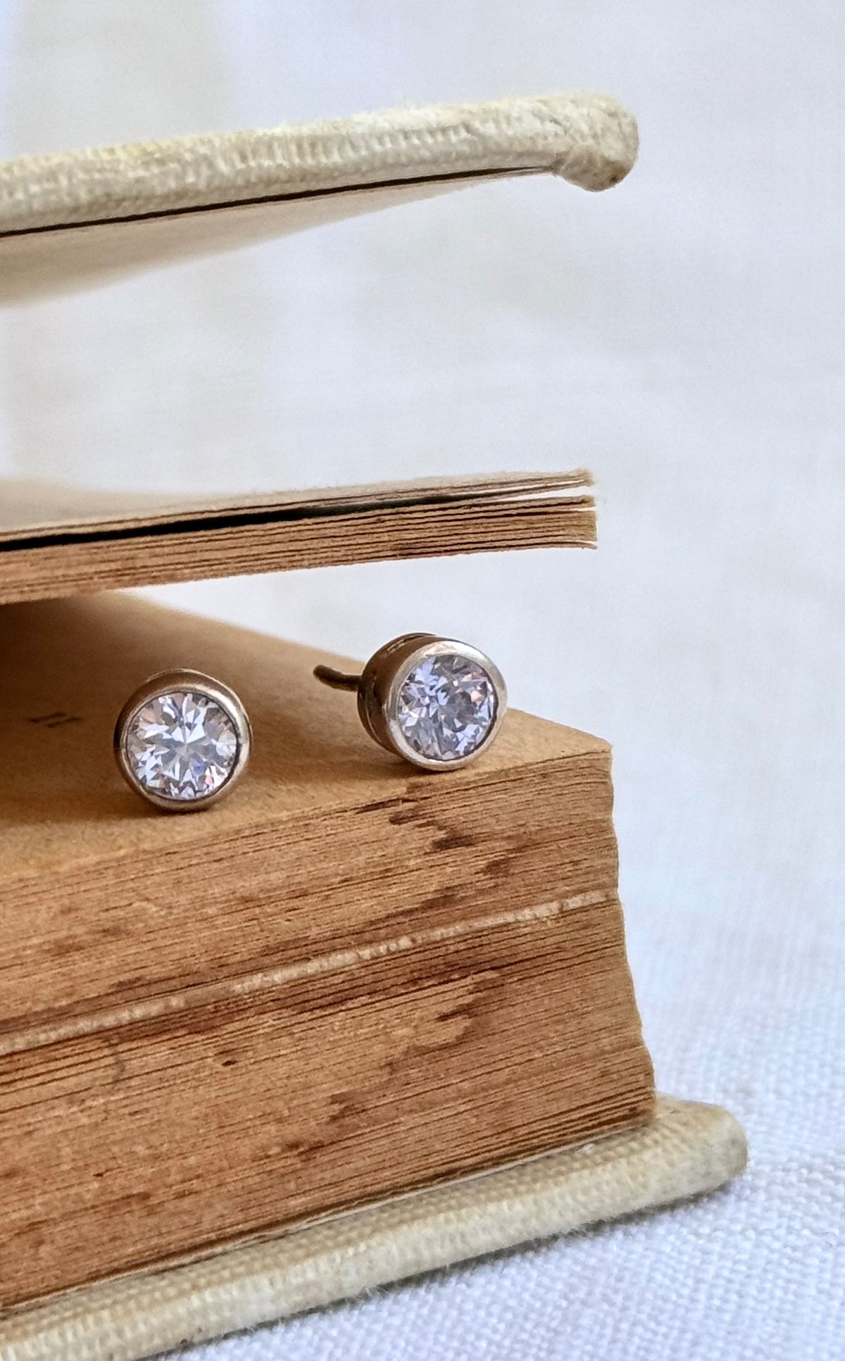 .925 modernist purple crystal gemstone classic round post stud sterling silver earrings
