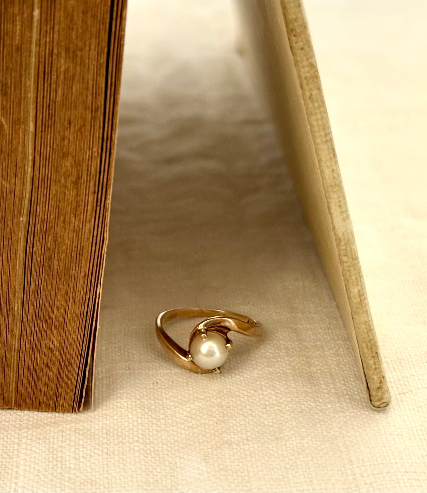 .10ct .1970s Akoya white pearl 10k yellow gold pearl bypass commitment token ring