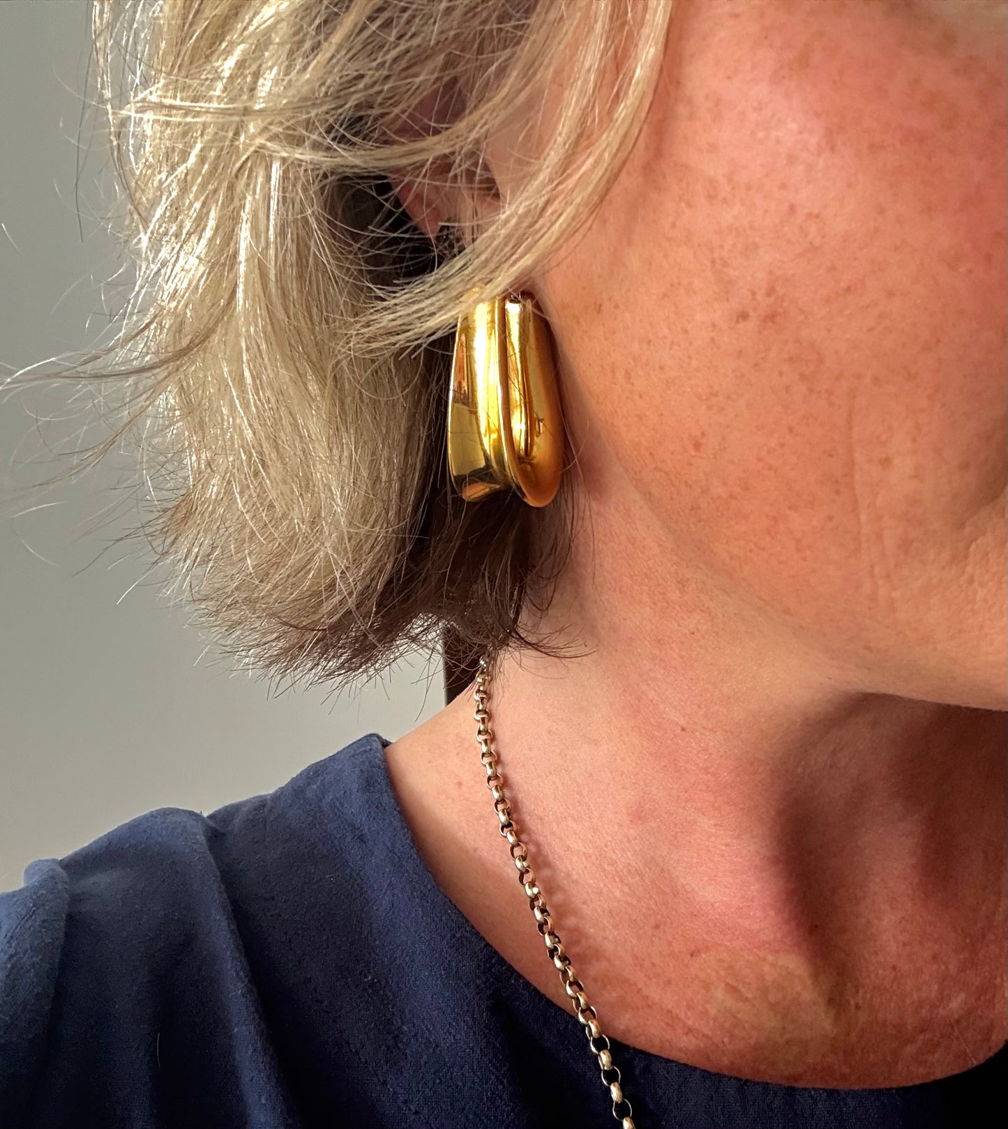 .14ct .1970s .1990s .585 designer Italian modernist high carat yellow gold u shaped horseshoe form oversized Milor designer hoop gold clasp drop earrings