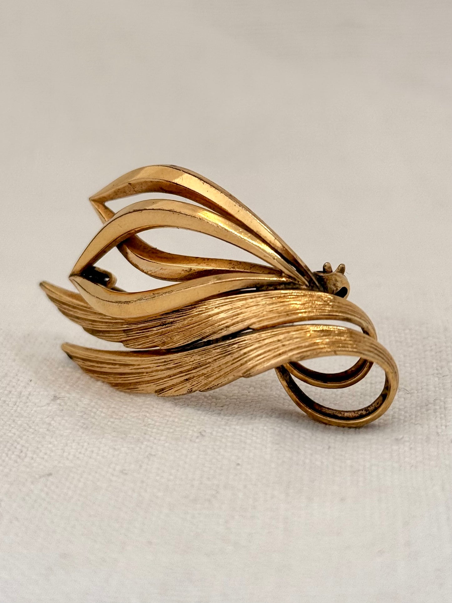 .1950s era German rolled gold vintage Mid Century Modern gold leaf textured warm gold brooch pin