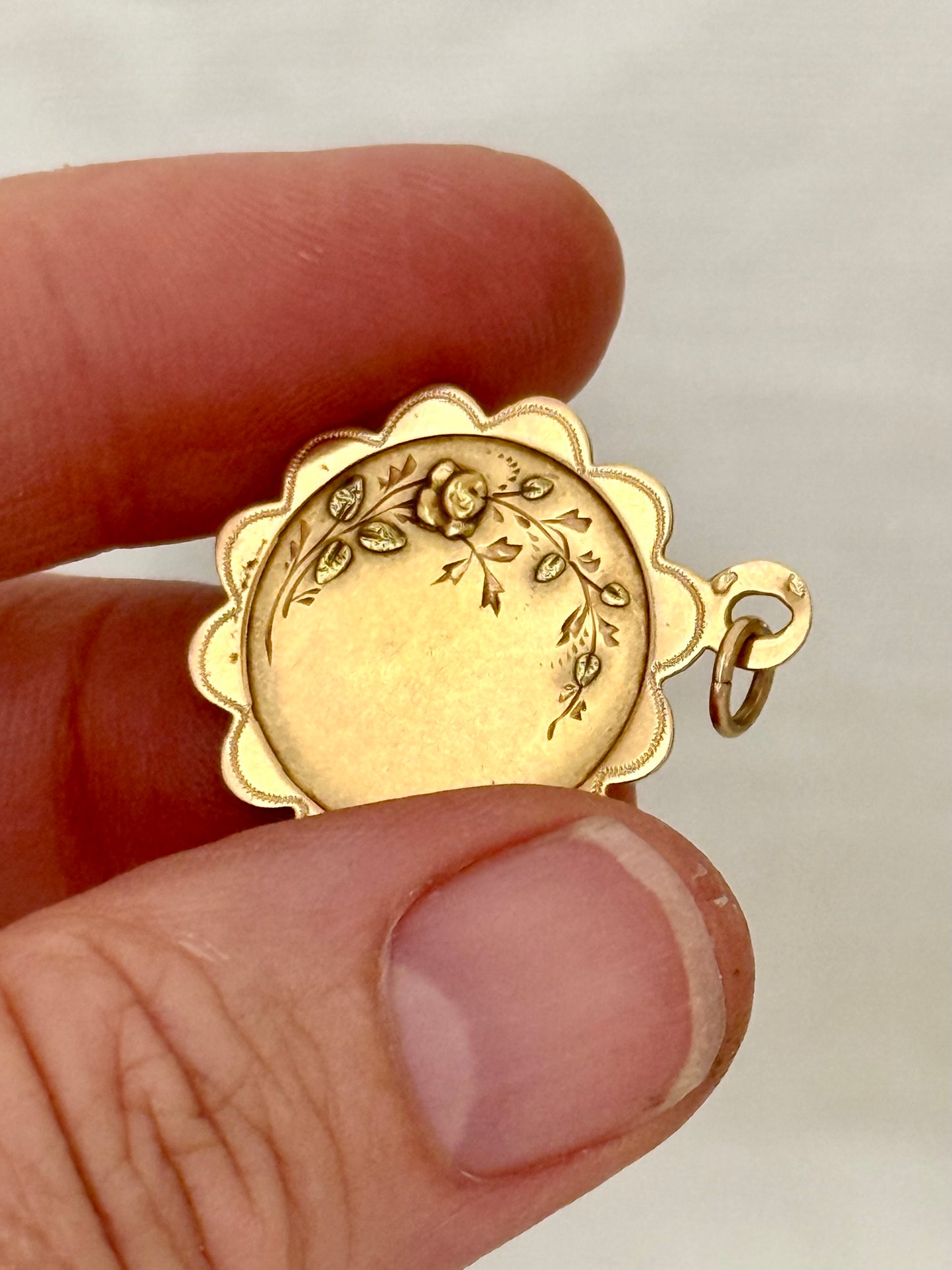 .18ct .1900s antique French Eagle head 18ct yellow gold green gold romantic scallop border Rose decal pendant