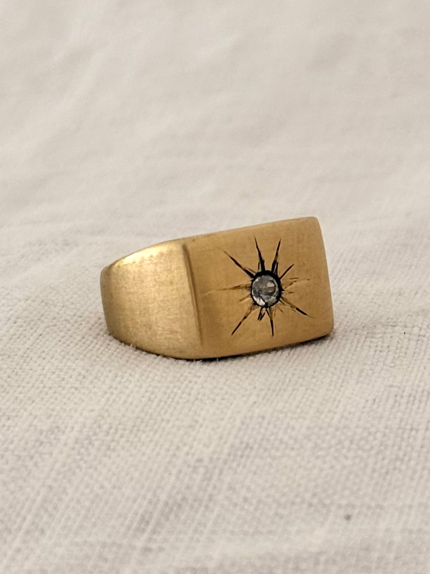 .1970s Gold tone Brass solid chunky signet ring with star burst diamond cut gem