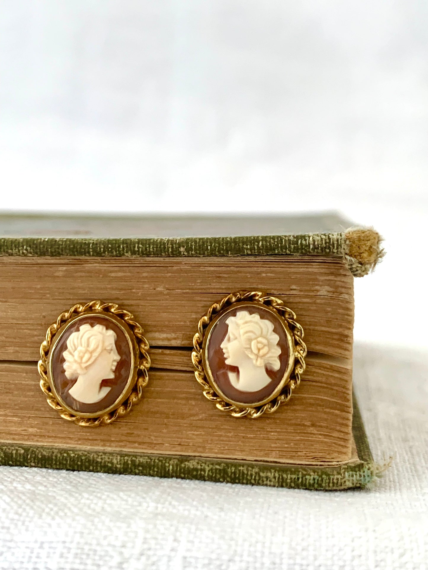 .585 14ct 1950s luxury luscious gold hand carved classic cameo dame estate find shell cameo high carat post stud gold earrings