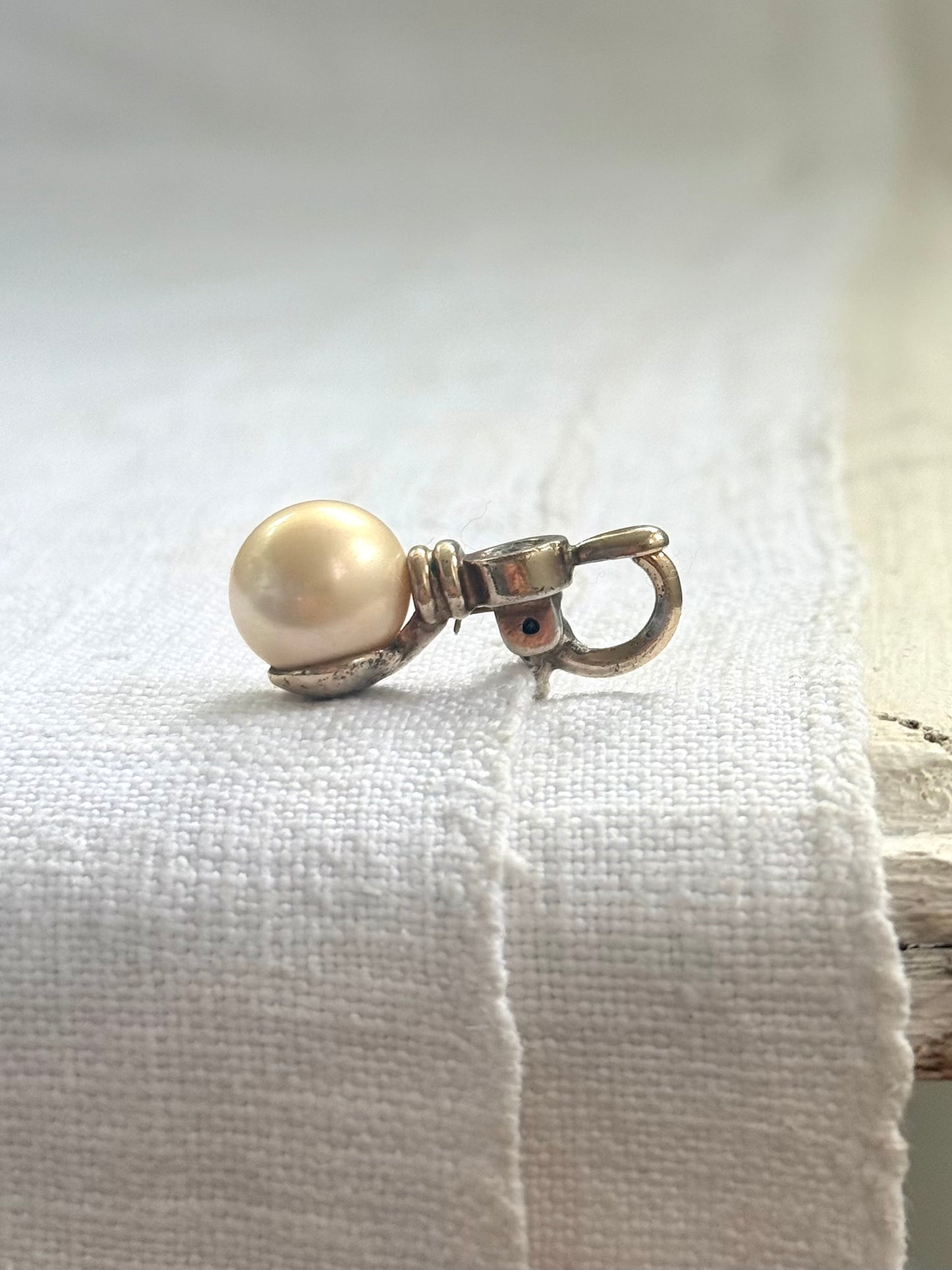 .1990s .925 gold plated Majorica Spanish designer pearl clip on enhancer pendant