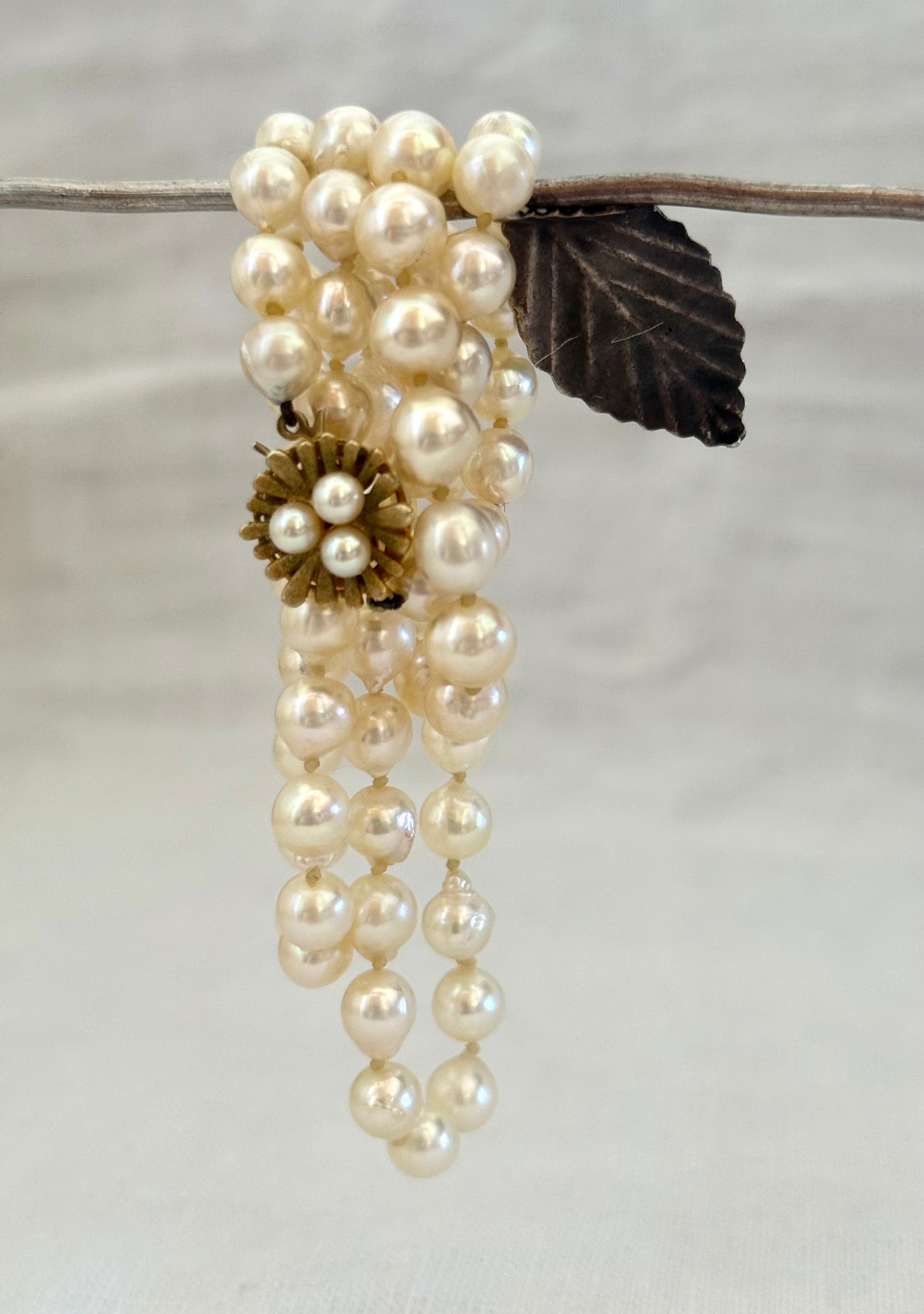 .1950s .375 .9ct heirloom gold clasp and luscious pearlescent pearl string necklace