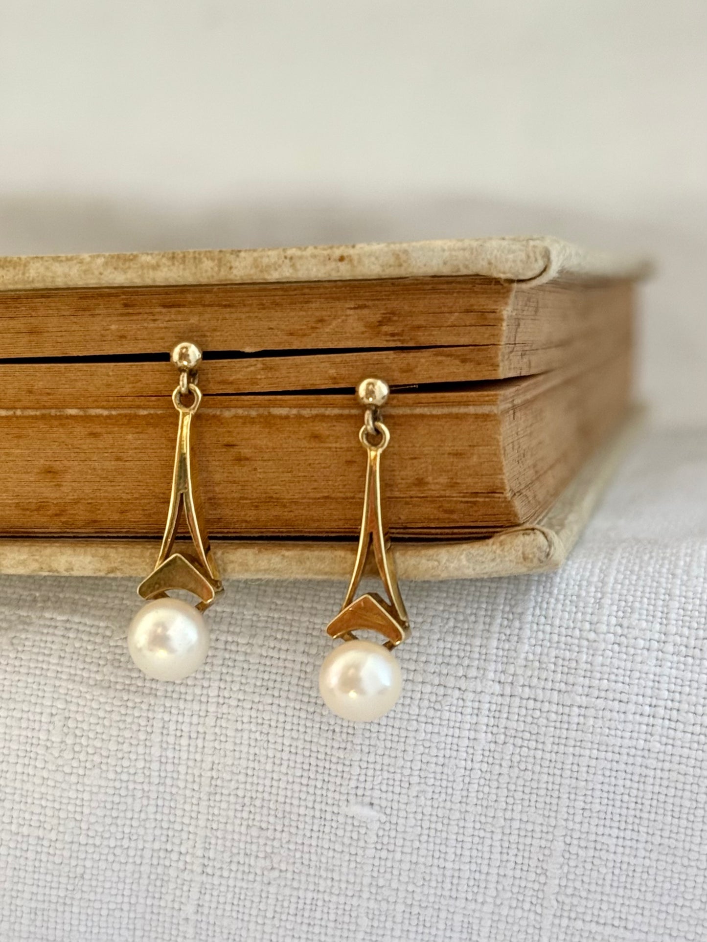 .1950s .375 .9ct architectural elegant gold and pearl drop dangle post stud push in earrings