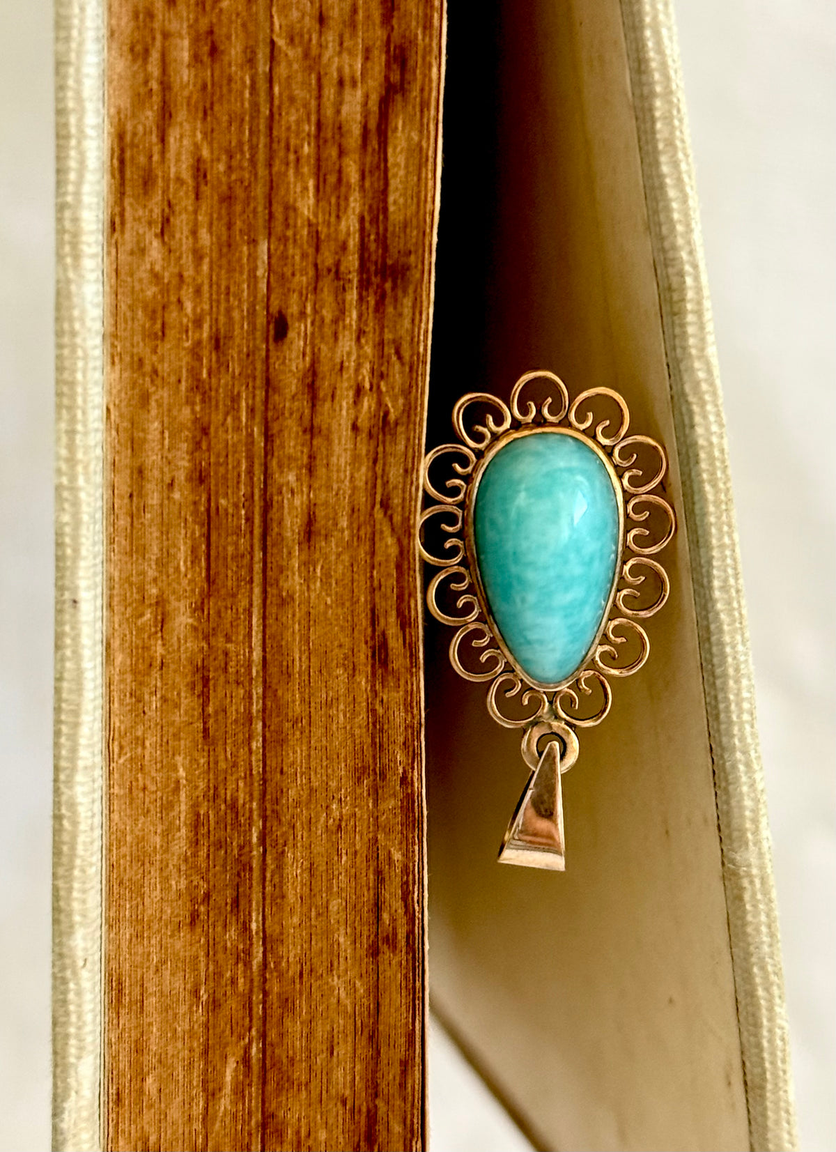 .1940s .1950s .375 .9ct gold Amazonite vintage yellow gold modernist teardrop pear shaped filigree scroll form frame blue green gemstone drop pendant.