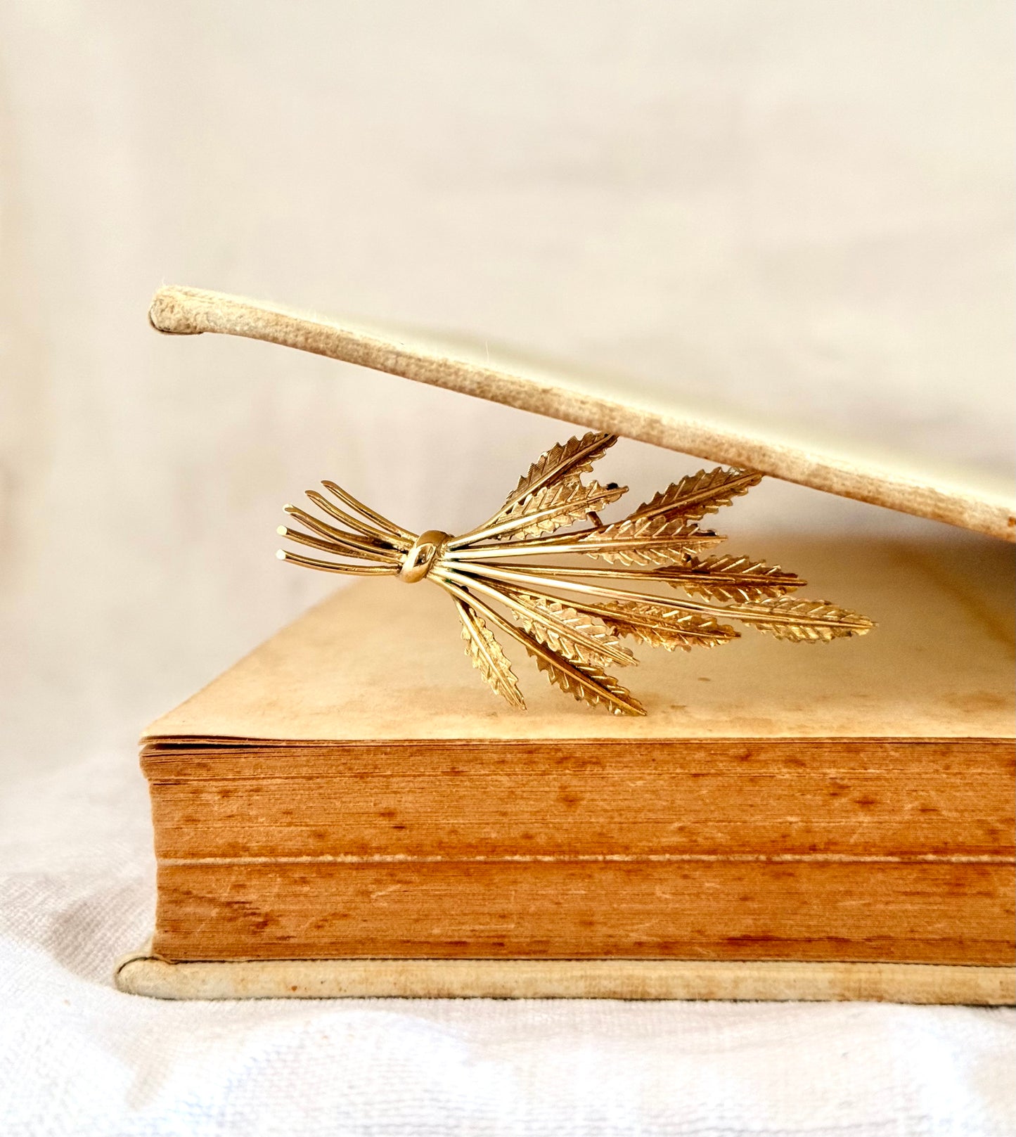 .1950s .375 .9ct yellow gold Grecian Hellenistic luxury gold leaf bouquet brooch Mid Century Modern lapel pin