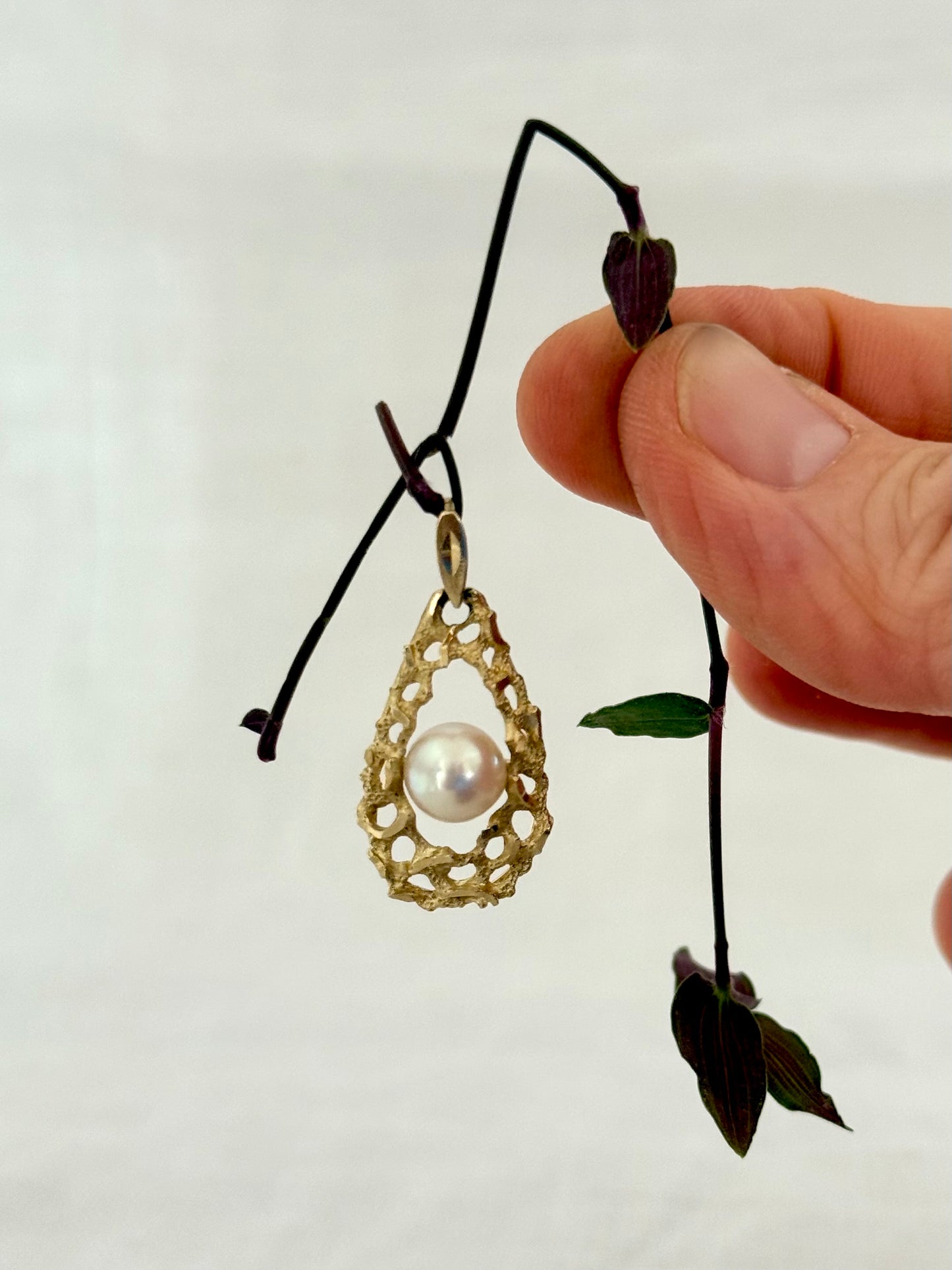 .10ct .1960s .1970s Brutalist style white pearl .416 yellow gold modernist teardrop luxury pearl drop pendant