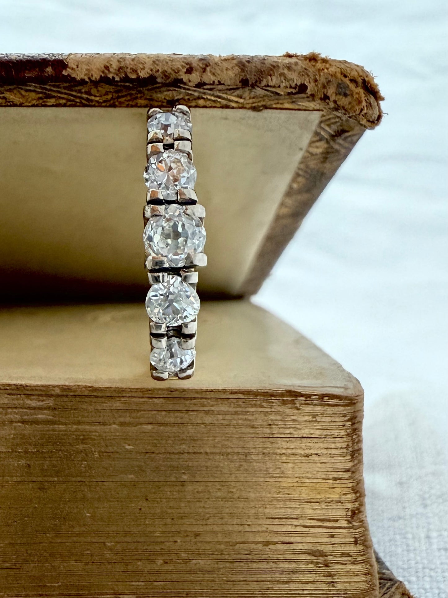 .750 18ct yellow gold 0.94ct weighted luxurious 5 diamond half eternity glorious heirloom ring