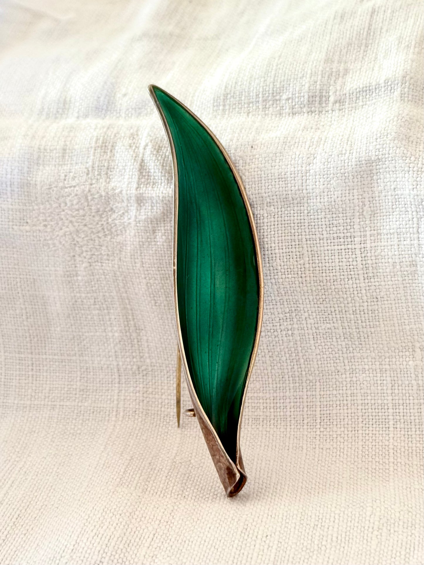 .1940s .1950s .925 Anre Nordlie Norwegian Scandinavian green guilloche enamel leaf sculptural collectors brooch pin
