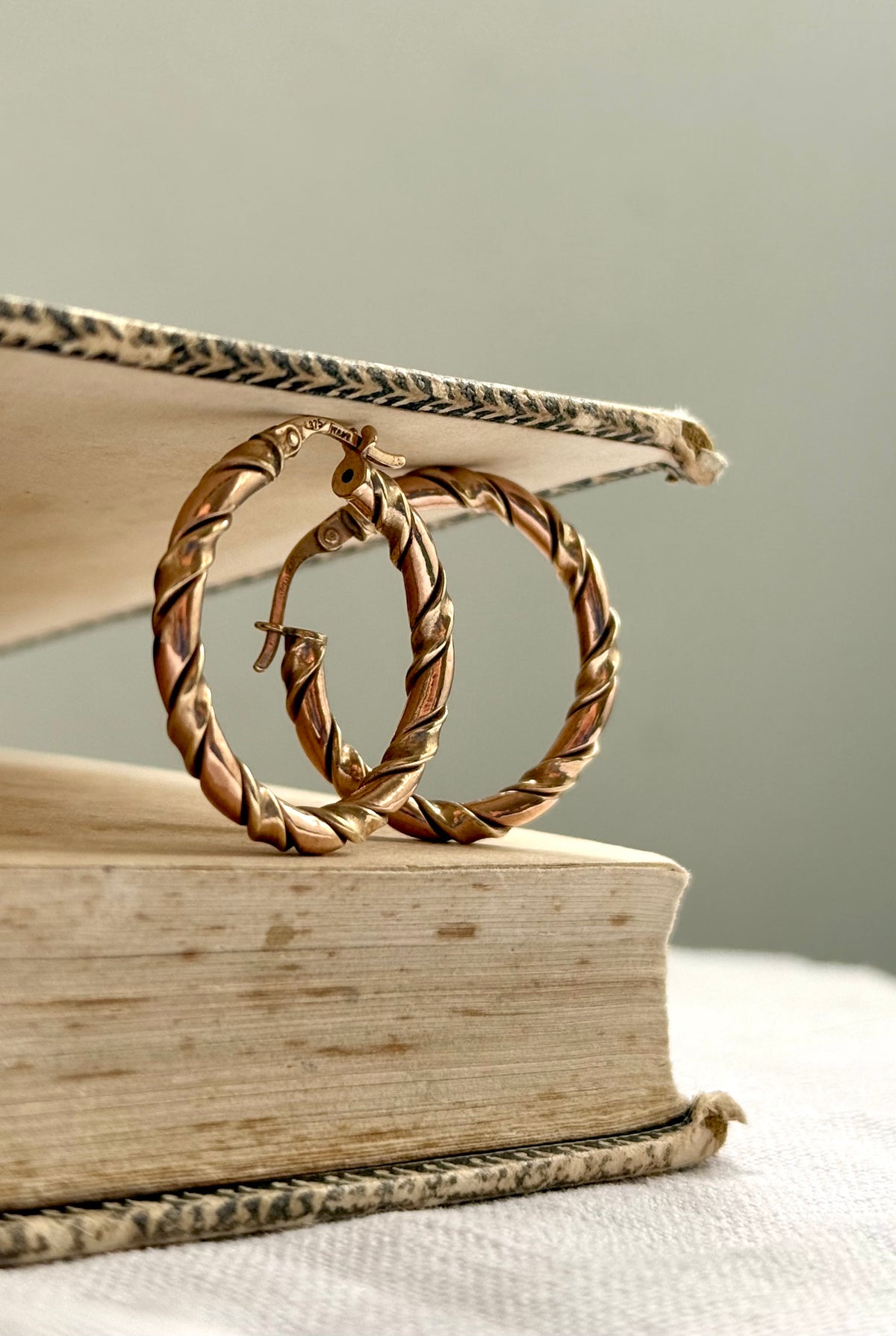 .26mm diameter .375 .9ct rose gold and yellow gold twist twirl fancy two tone 9ct gold medium sized hoop huggy gold earrings